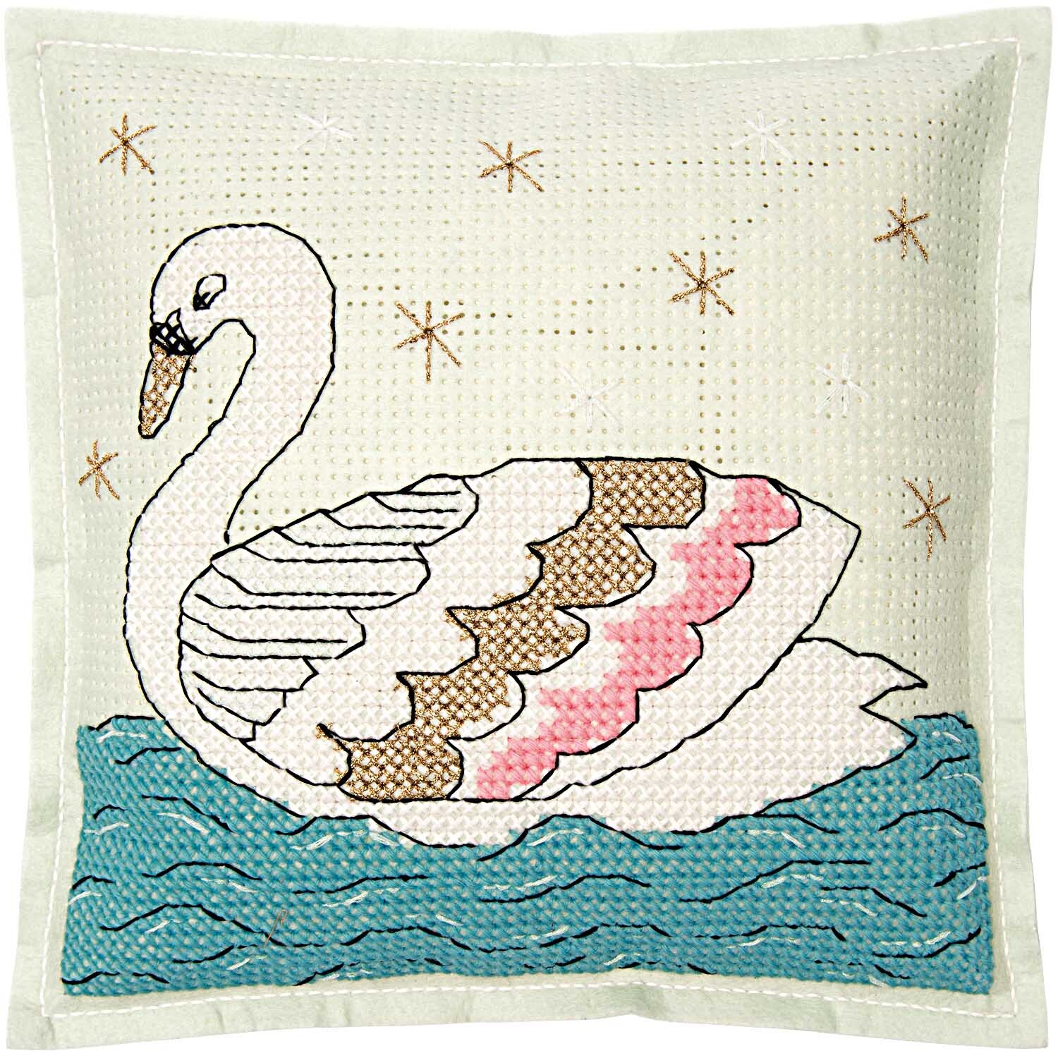 Filzkissen Schwan 42x42cm zum Besticken zeigt einen eleganten Schwan auf blauem Wasser, von Rico Design.
