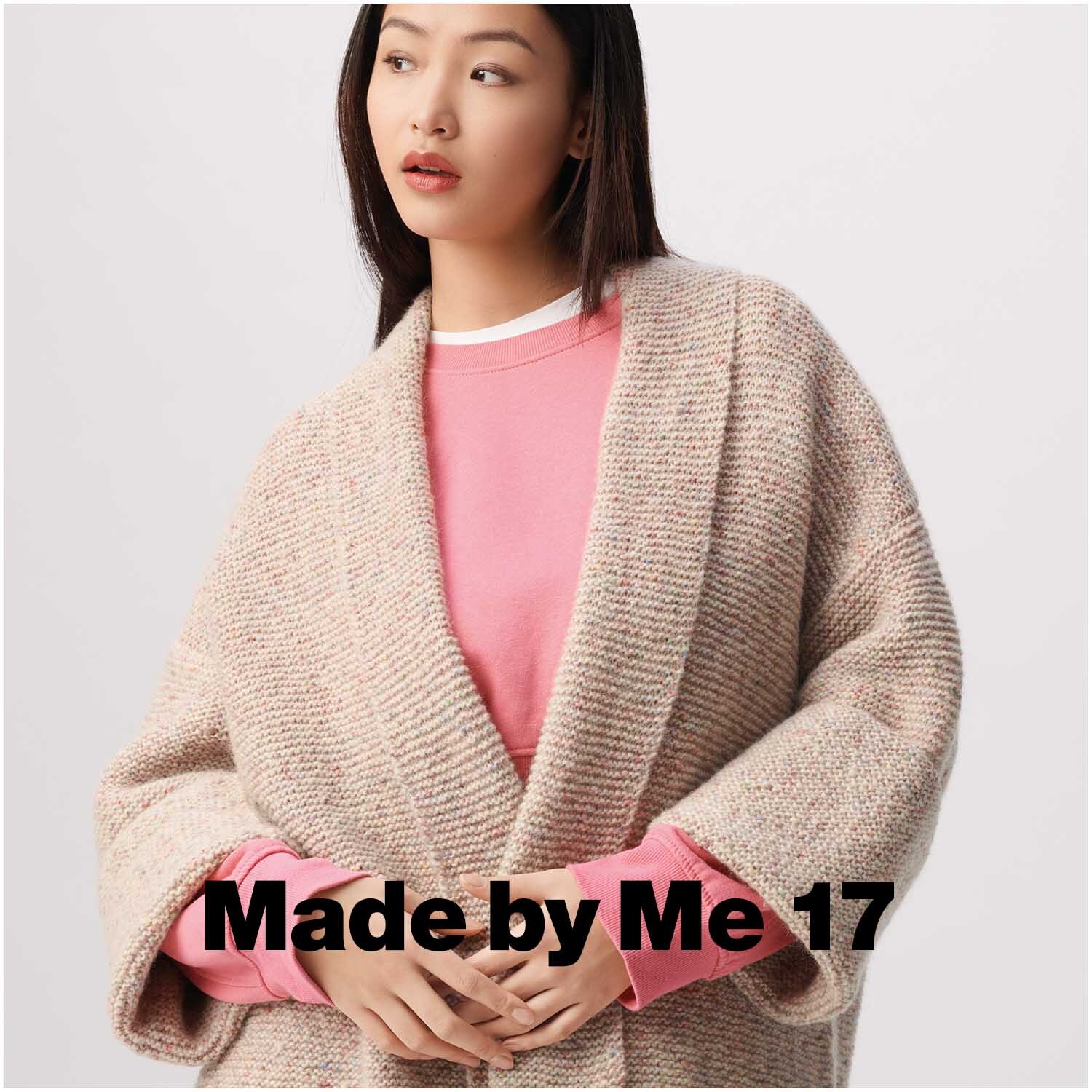 Fashion Alpaca Sparks Joy: Frau trägt cremefarbenen Strickmantel von Rico Design, kombiniert mit rosa Pullover.