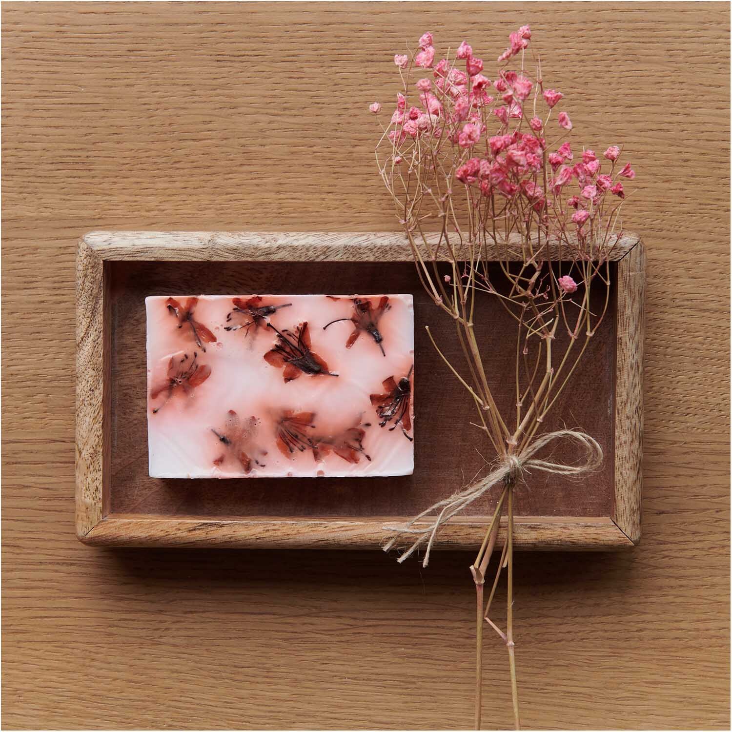 Gepresste Blüten Azalee rot 9 Stück: Rechteckige Holzschale mit roten Azaleenblüten und rosa Trockenblumen.