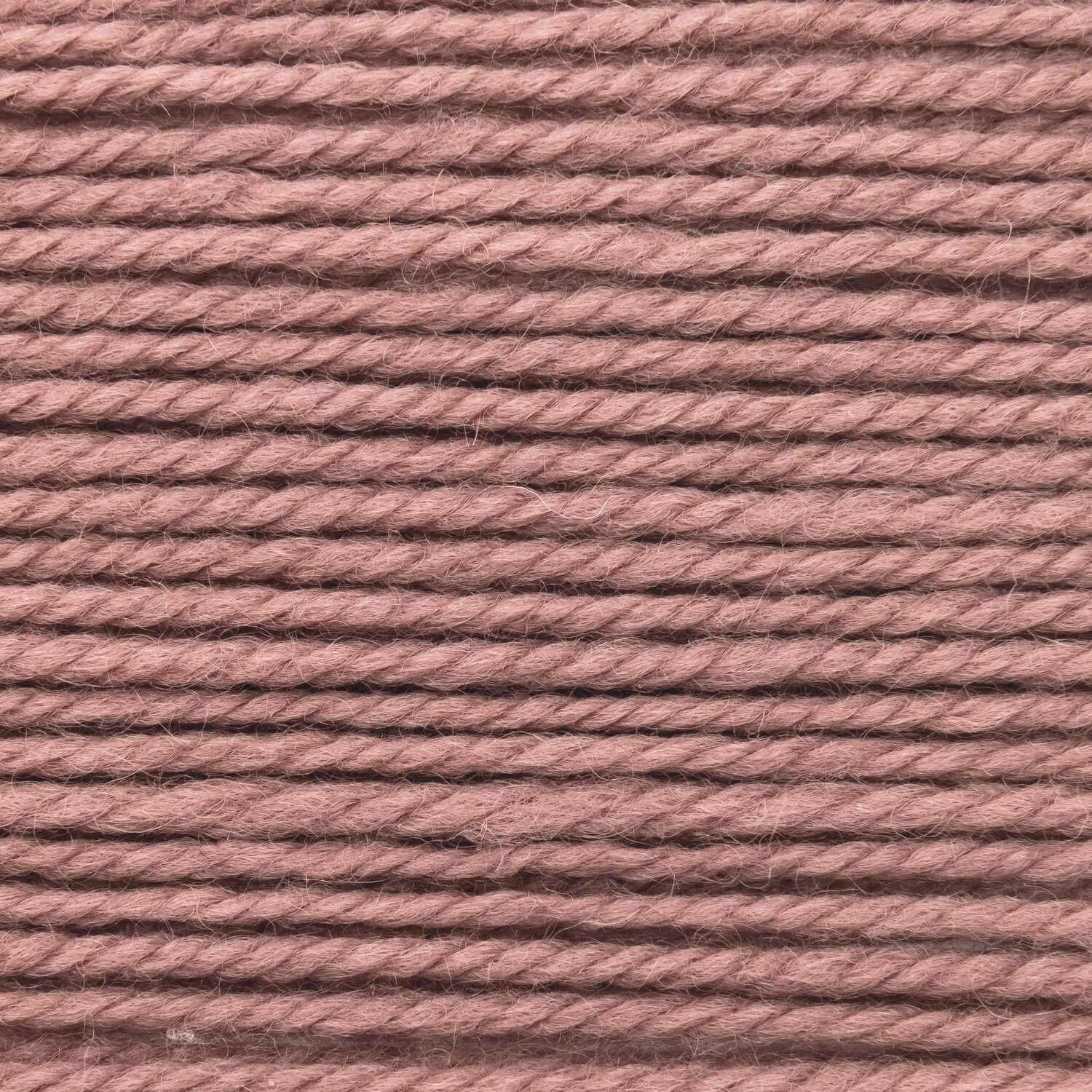 Wickelkarte des Garns Essentials Soft Merino aran in der Farbe 021 Holunder.