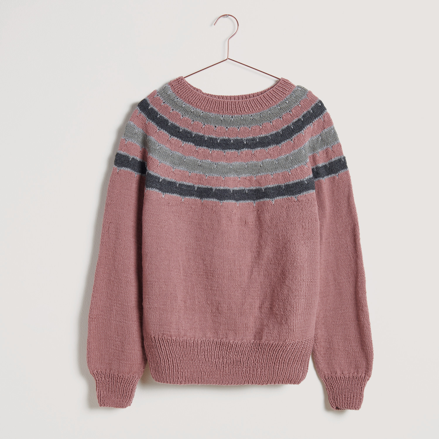 Pullover auf grauem Hintergrund – zum Strickset