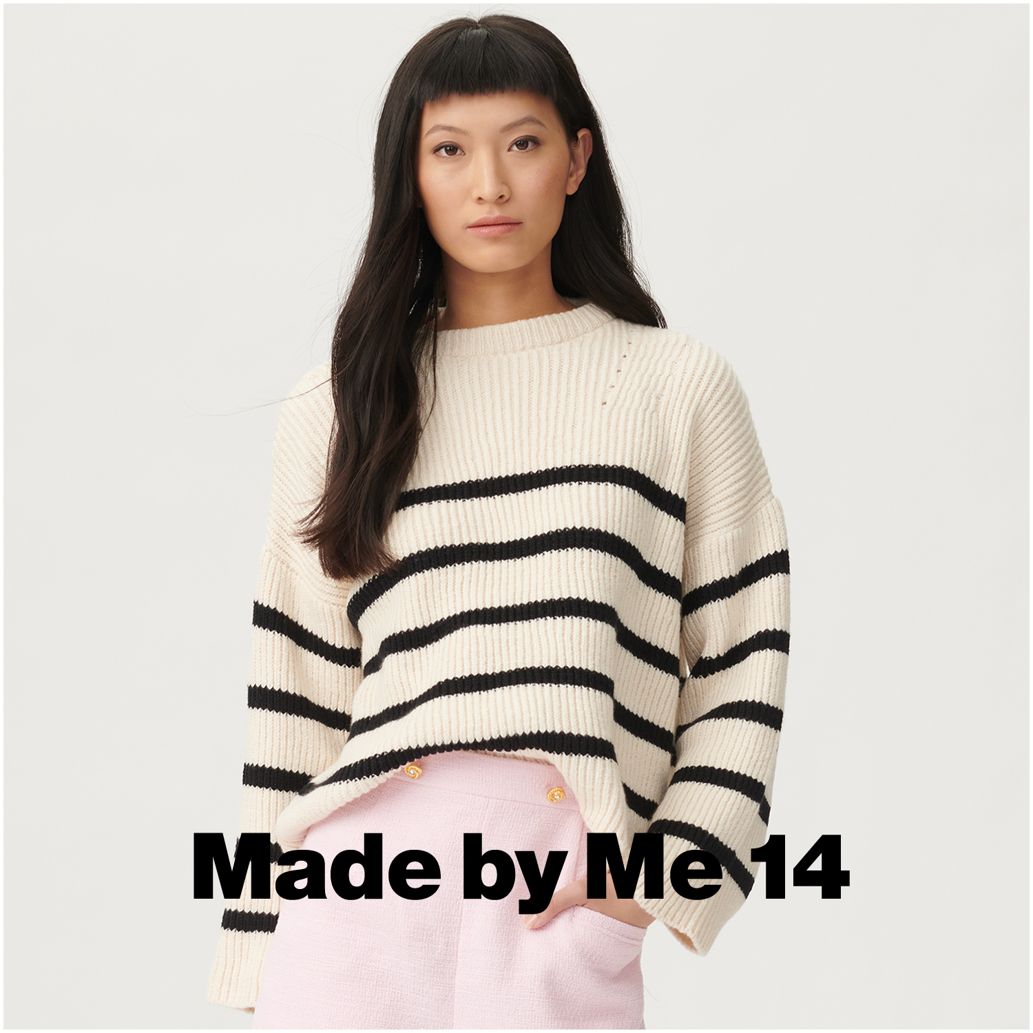 Fashion Cottony: Frau trägt gestreiften Pullover von Rico Design. Ideal für stilvolle, bequeme Outfits.