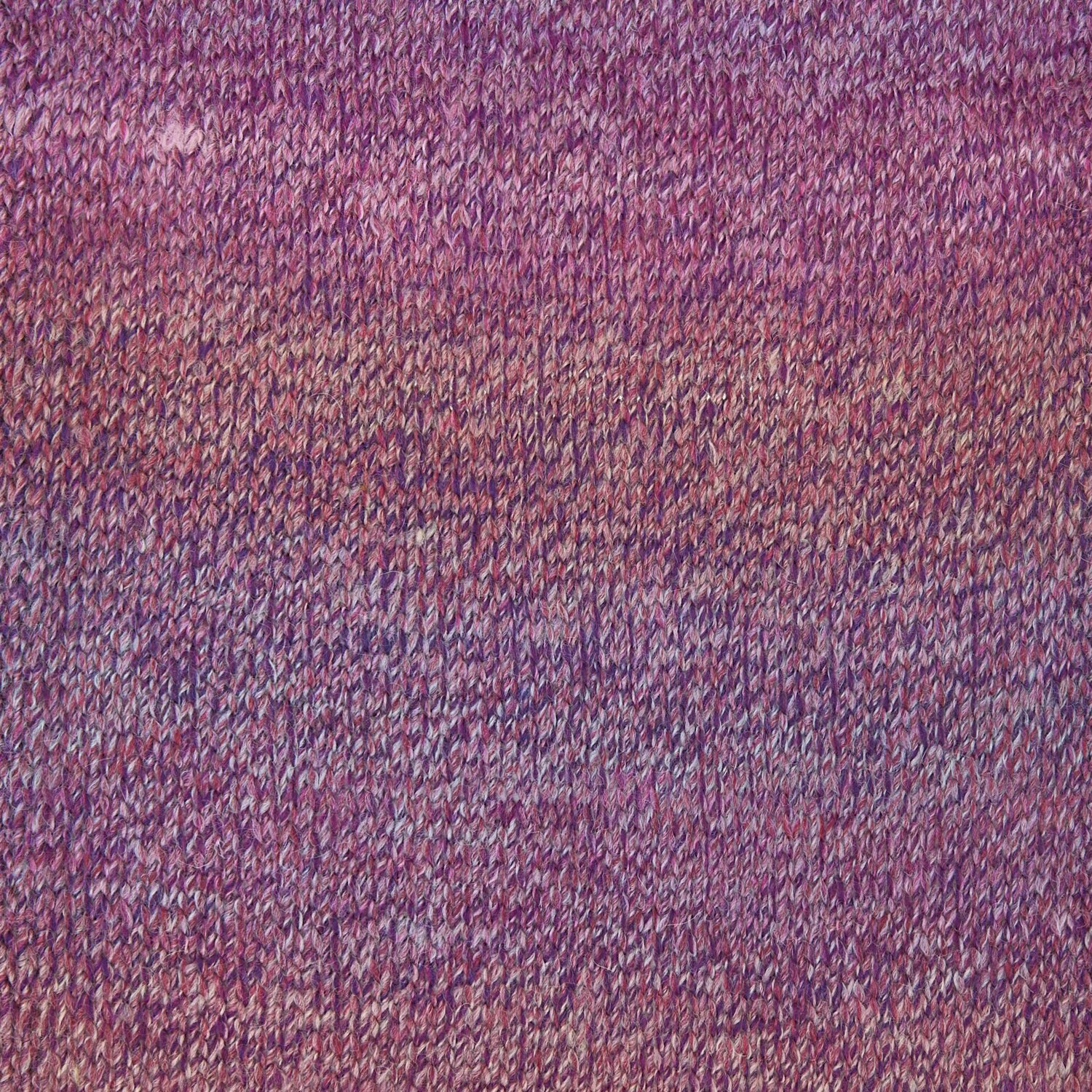 Creative Melange Alpaca Wonderball dk, gestrickt in Beerentönen, zeigt ein weiches, meliertes Muster. Ideal für warme, stilvolle Strickprojekte.
