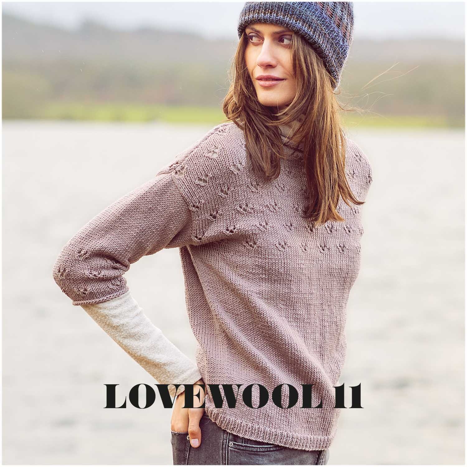 Essentials Merino dk Pullover in natürlicher Umgebung, getragen von Frau mit Mütze, Rico Design.