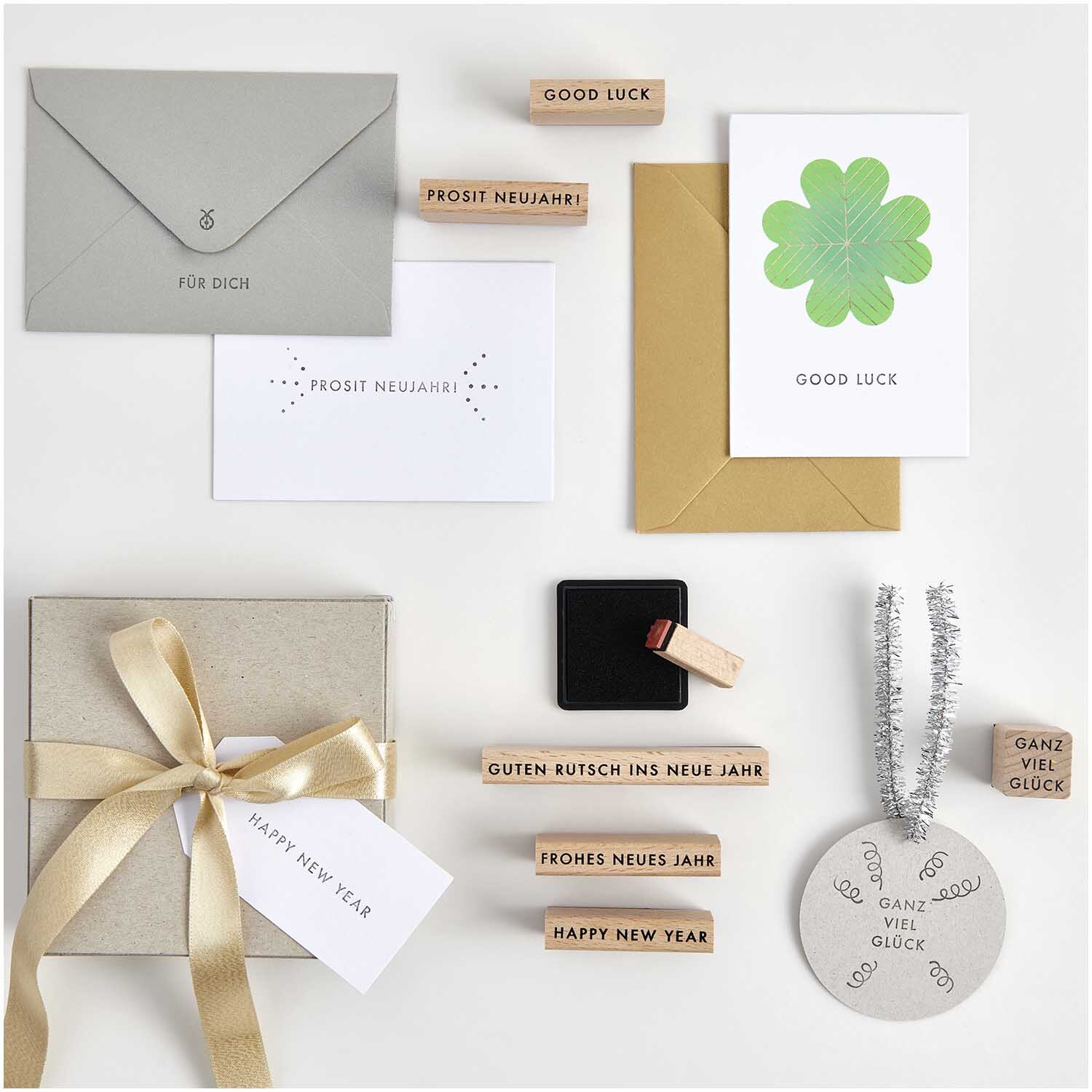 Paper Poetry Stempelset Happy New Year mit 24 Teilen, inklusive Karten, Umschlägen und Stempeln für Neujahrsgrüße.