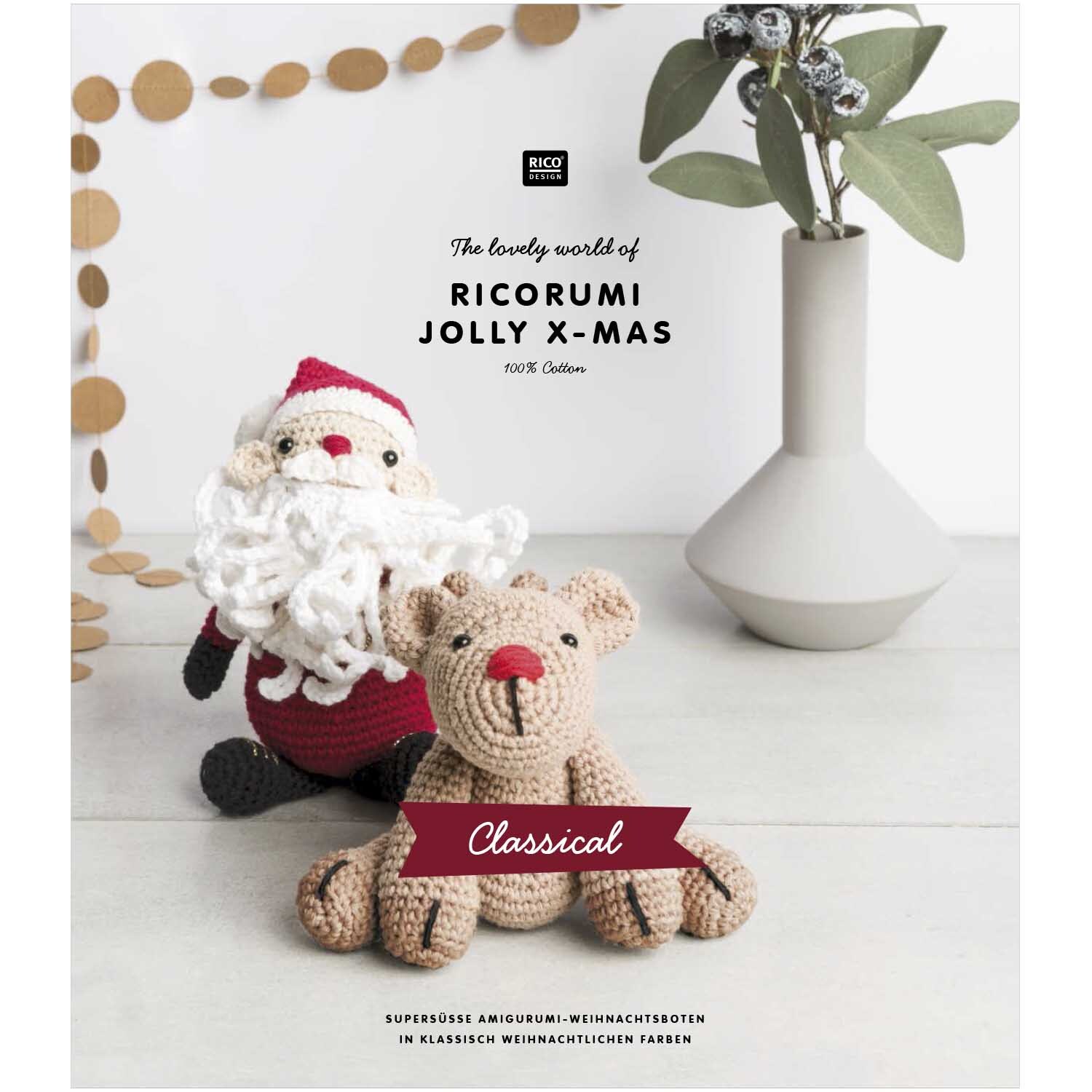 Ricorumi Jolly X-Mas Classical: Gehäkelter Weihnachtsmann und Rentier vor Vase, ideal für festliche Dekoration.