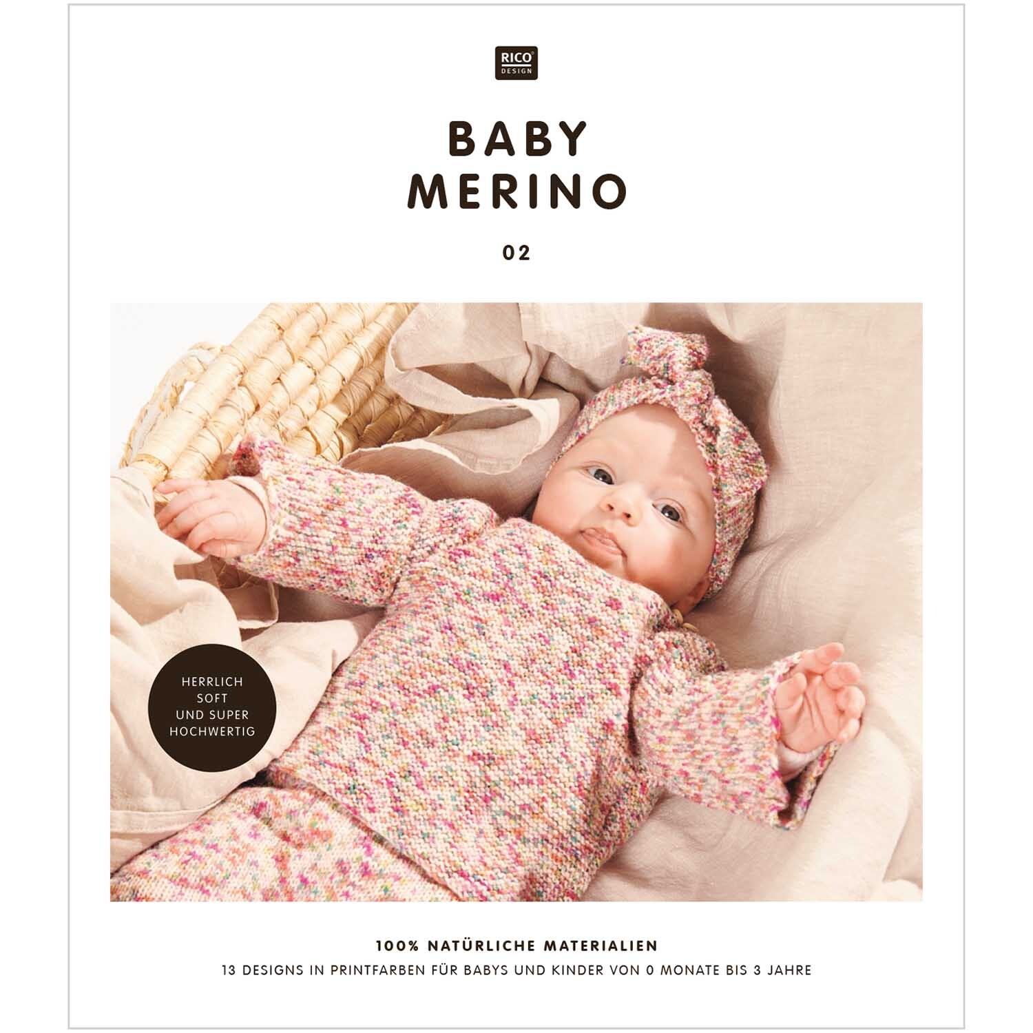 Baby Merino 02: Ein Baby trägt einen gestrickten Strampler und eine Jacke aus weichem, buntem Garn.