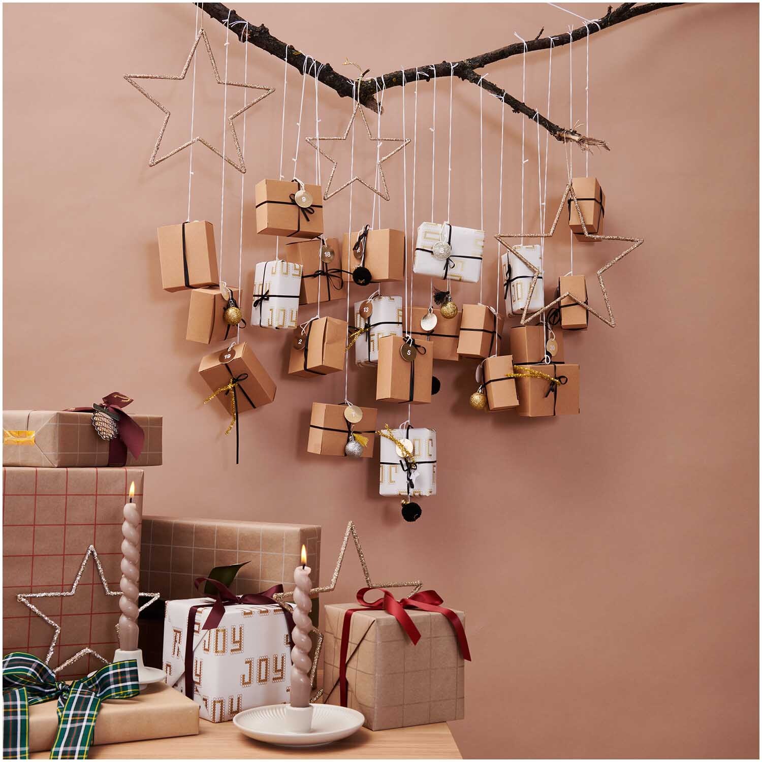 Paper Poetry Geschenkpapier Joy: Stilvoll verpackte Geschenke in Braun und Weiß, dekoriert mit Sternen und Kerzen.