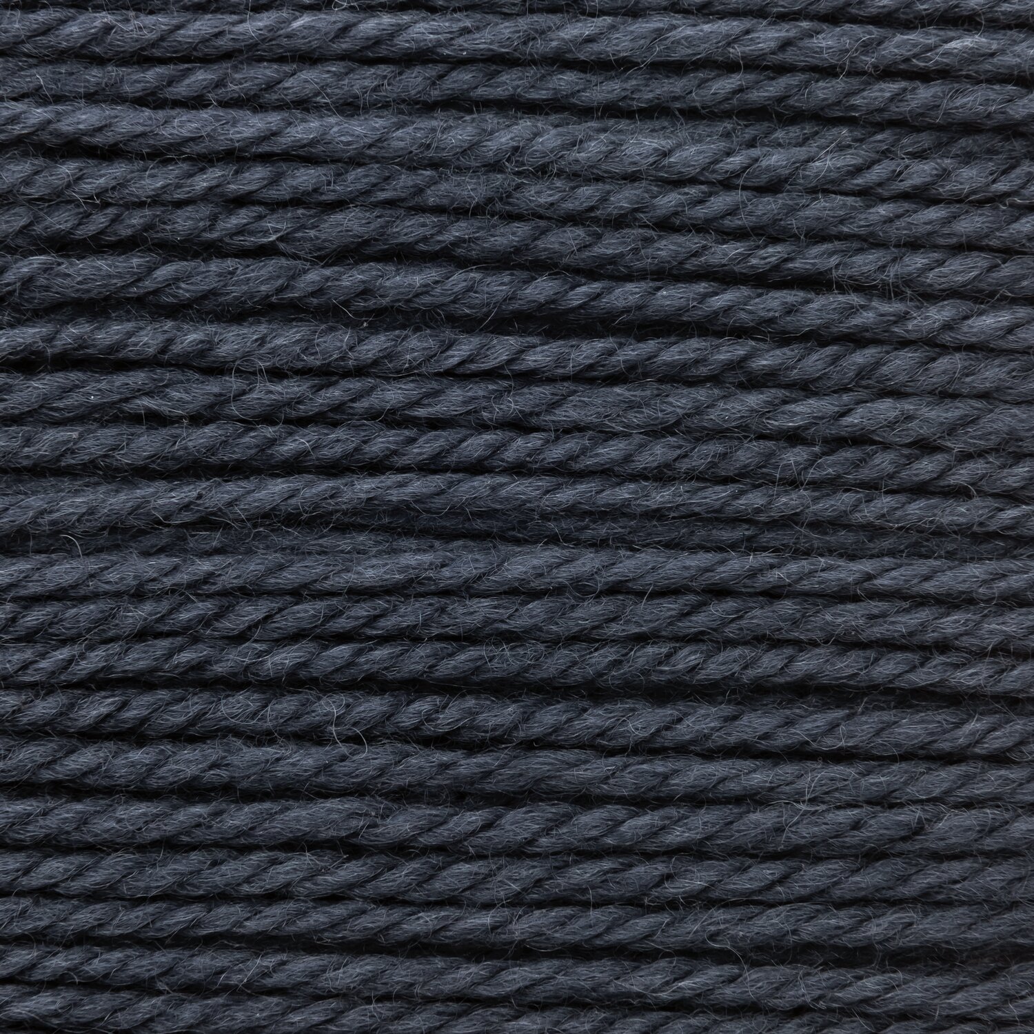 Wickelkarte des Garns Essentials Soft Merino aran in der Farbe 032 Dunkeljeans.