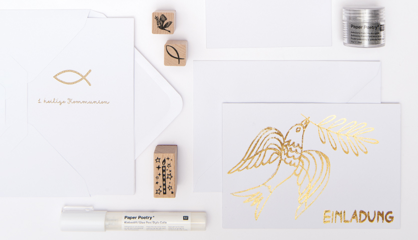 Bastelanleitung Karten für Konfirmation und Kommunion: Set mit weißen Karten, goldenen Verzierungen und Stempeln für Einladungen.