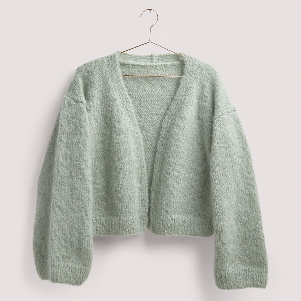 Strickjacke auf grauem Hintergrund – zum Strickset