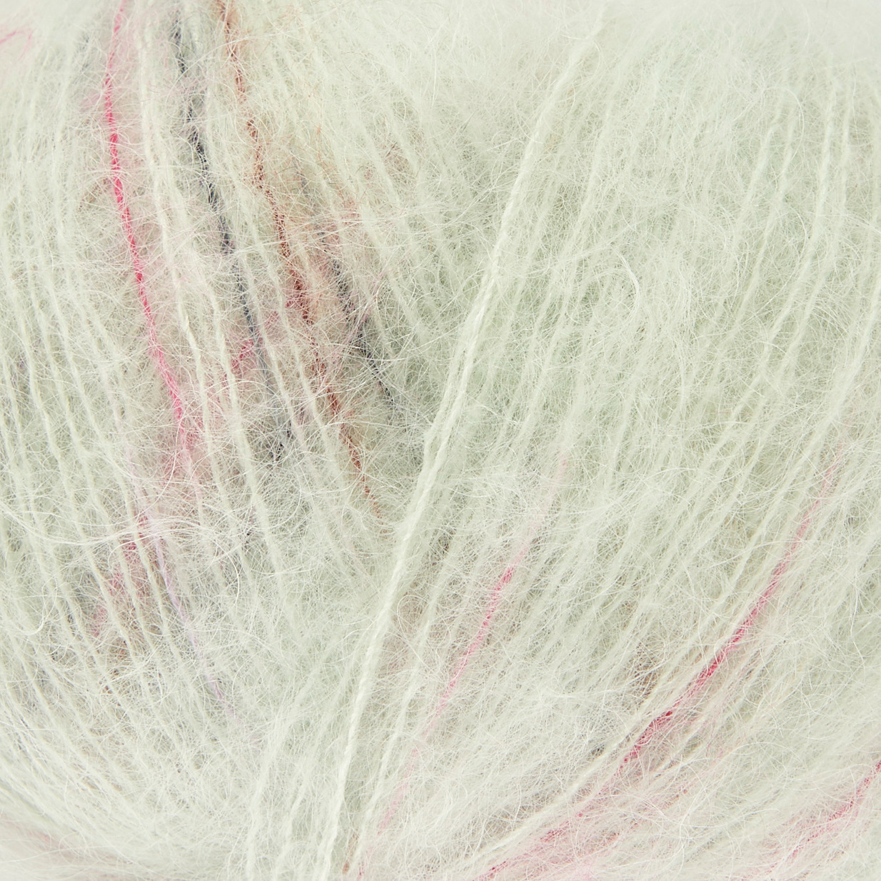Essentials Super Kid Mohair Loves Silk Cute Confetti: Weiches Garn mit zarten rosa und weißen Tönen, ideal für Sommerprojekte.