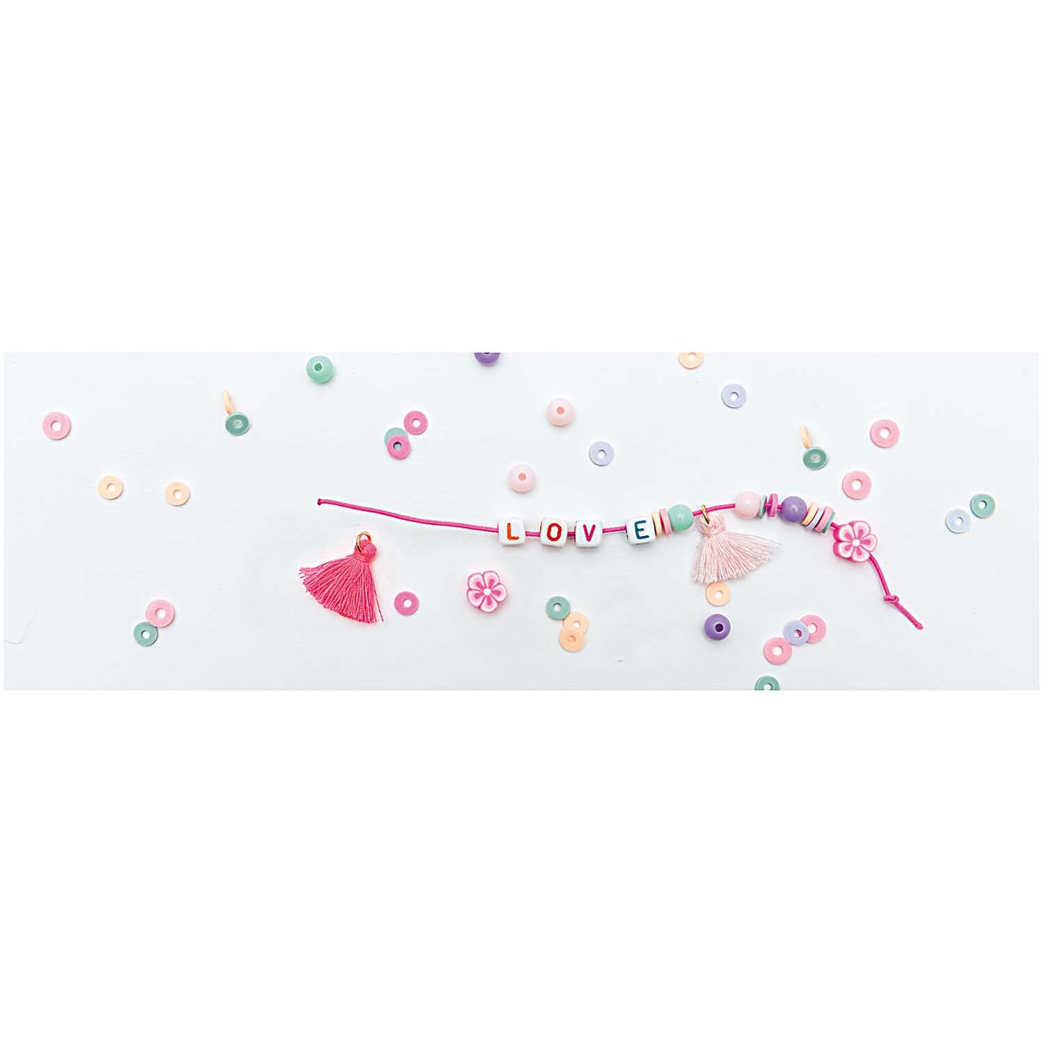 Mini Perlen Armband Set Love mit bunten Perlen und Quasten auf weißem Hintergrund von Rico Design.
