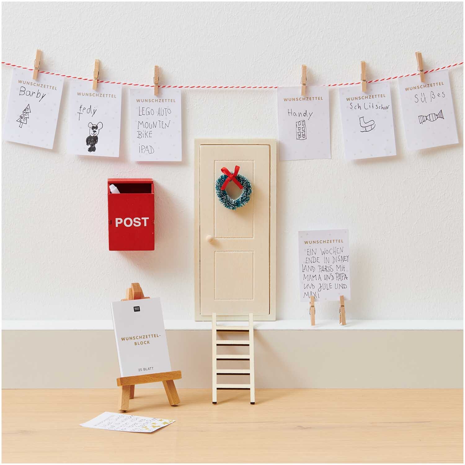 Paper Poetry Wunschzettelblock A8 mit 25 Blättern, dekoriert mit Miniaturtür, Leiter und rotem Briefkasten. Ideal für kreative Weihnachtswünsche.