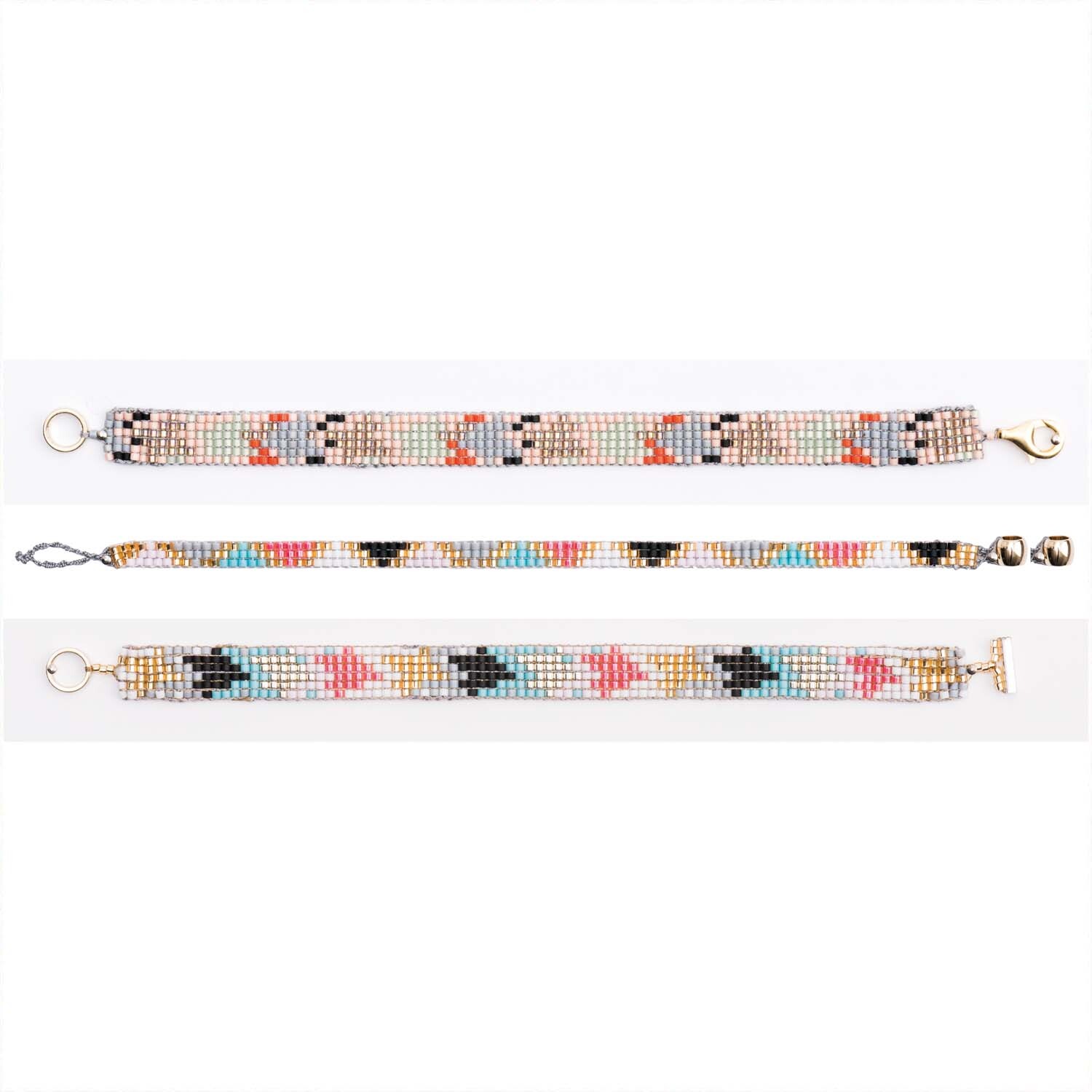 Perlen-Webrahmen 30x7x8,5cm von Rico Design zeigt drei bunte, handgefertigte Armbänder in Schwarz.