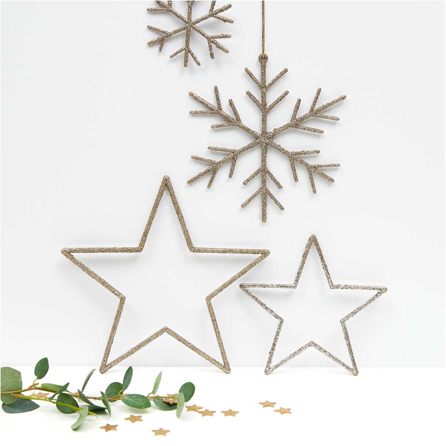 Hänger Schneeflocke mit Glitter gold von Rico Design: Dekorative Schneeflocke und Sterne in Gold, ideal für festliche Anlässe.