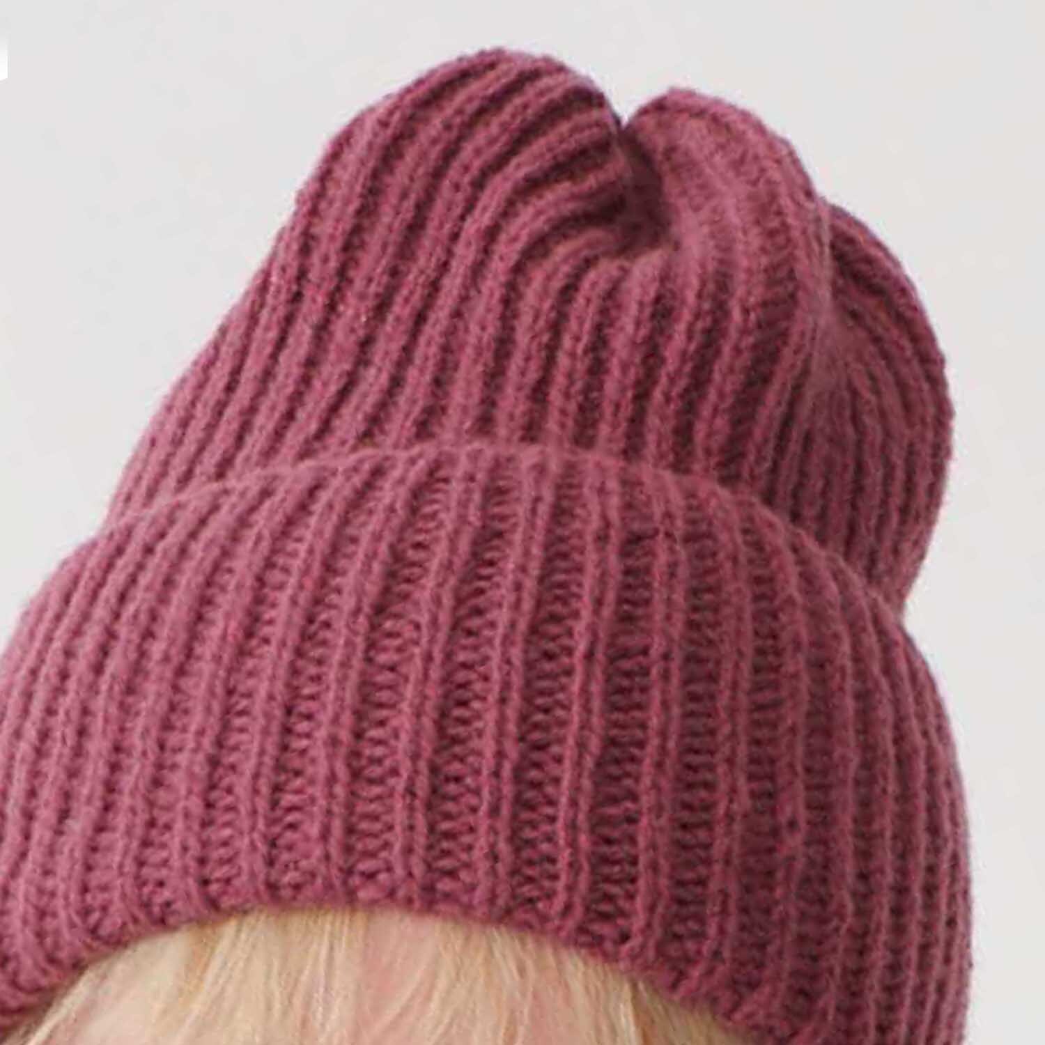 Luxury Super 100 Superfine Wool dk: Lila Strickmütze aus hochwertiger Wolle von Rico Design, ideal für kalte Tage.