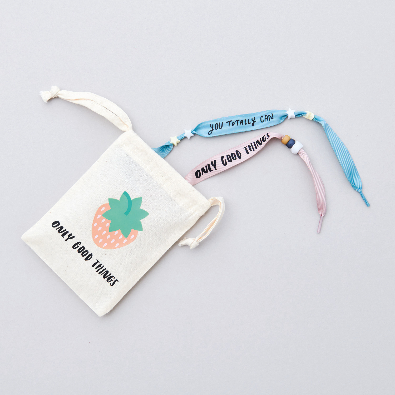 itoshii - Ponii Beads Bügelmotiv Schriftzüge 8 Designs: Pastellfarbene Armbänder mit motivierenden Sprüchen und passendem Beutel mit Erdbeer-Design.