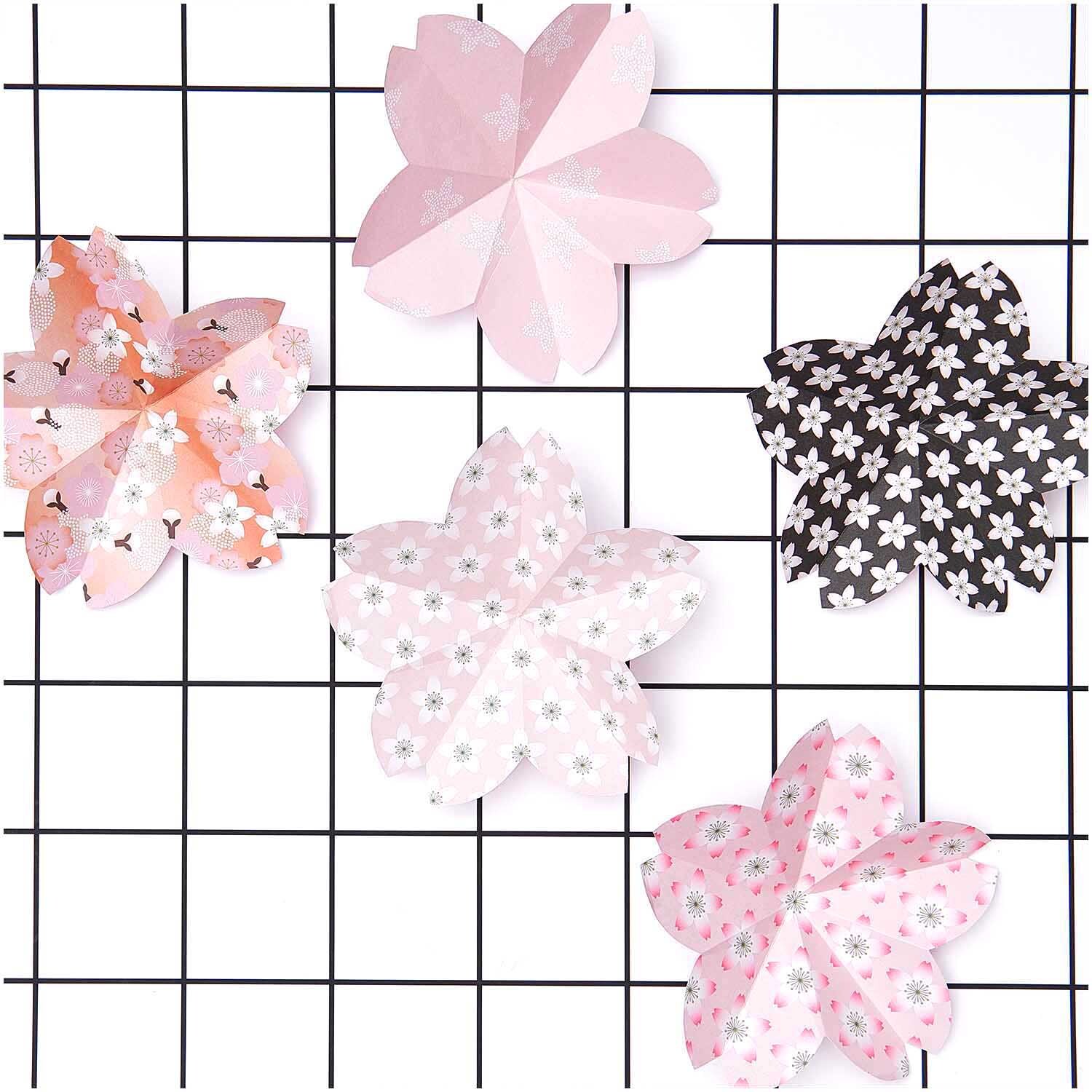 Paper Poetry Origami Kirschblüten auf kariertem Hintergrund, in Rosa und Schwarz mit floralen Mustern. Ideal für kreative Bastelprojekte.