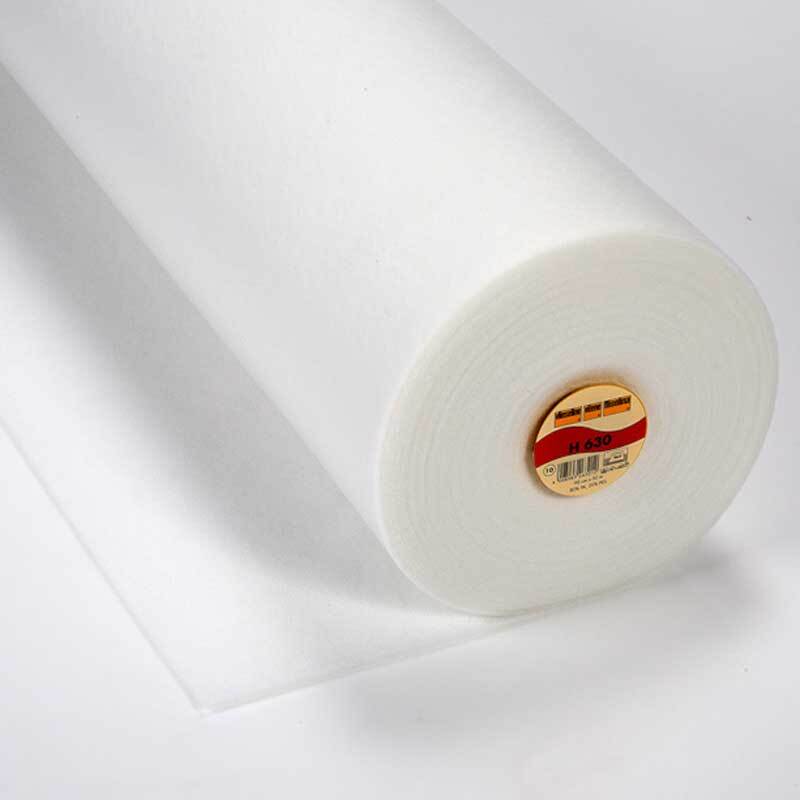 Volumenvlies H630 90cm: Eine große Rolle weißes Vlies von SWAFING, ideal für Nähprojekte.