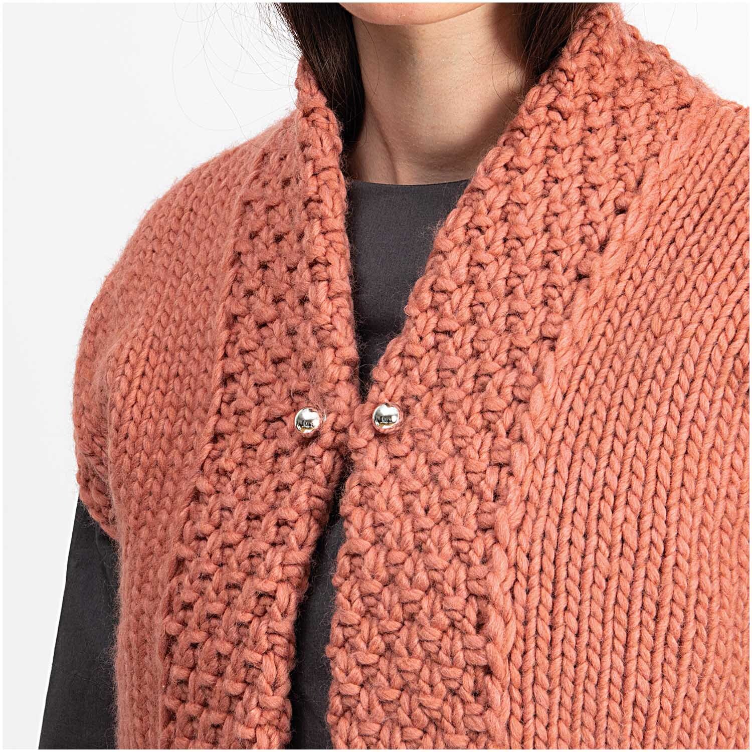 Zwei-Perlen-Pin 48mm an einem gestrickten, korallenfarbenen Schal von Rico Design befestigt.