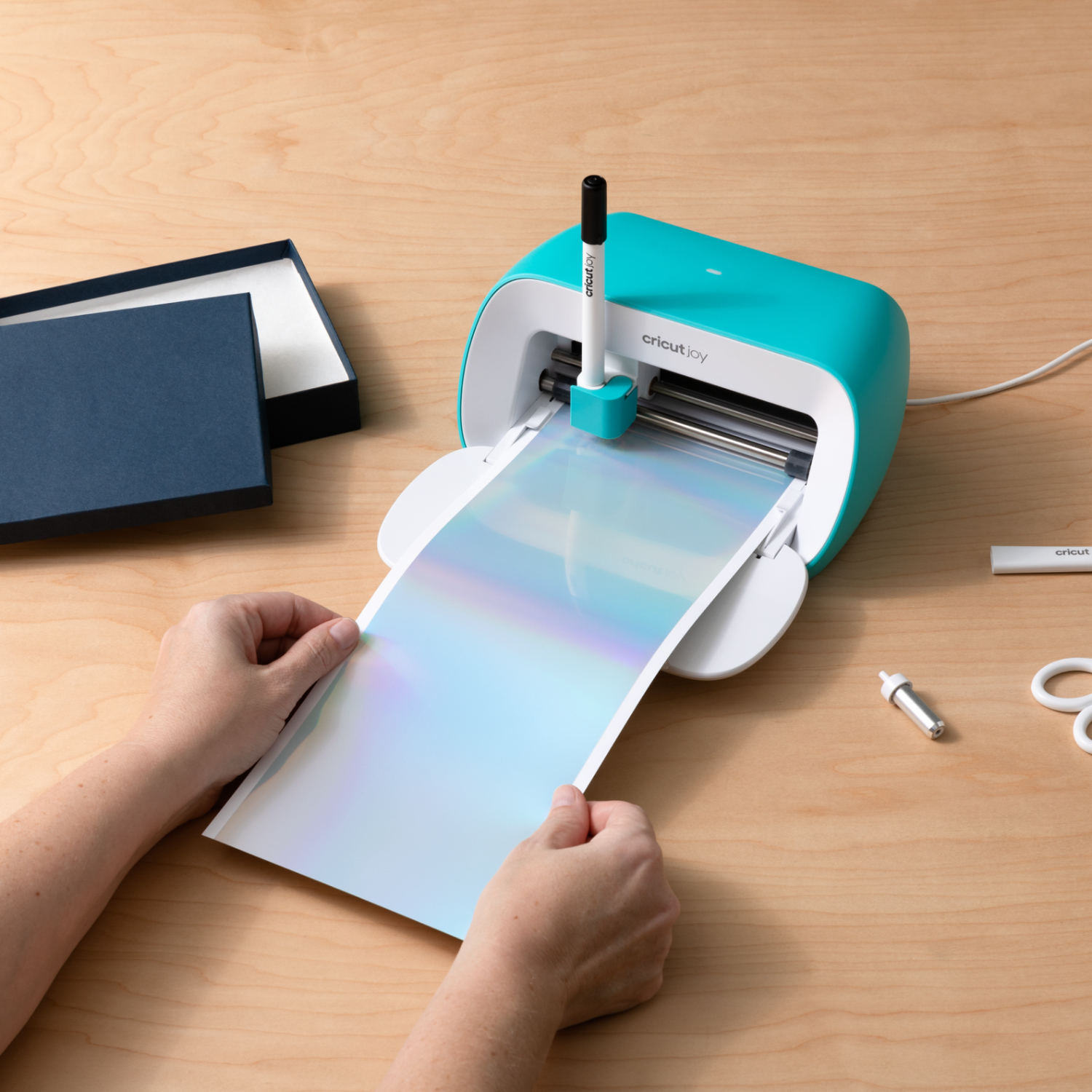 Joy Smart Vinyl Permanent Writable, 14x33cm 4 Blätter, wird in einem Schneideplotter verarbeitet.