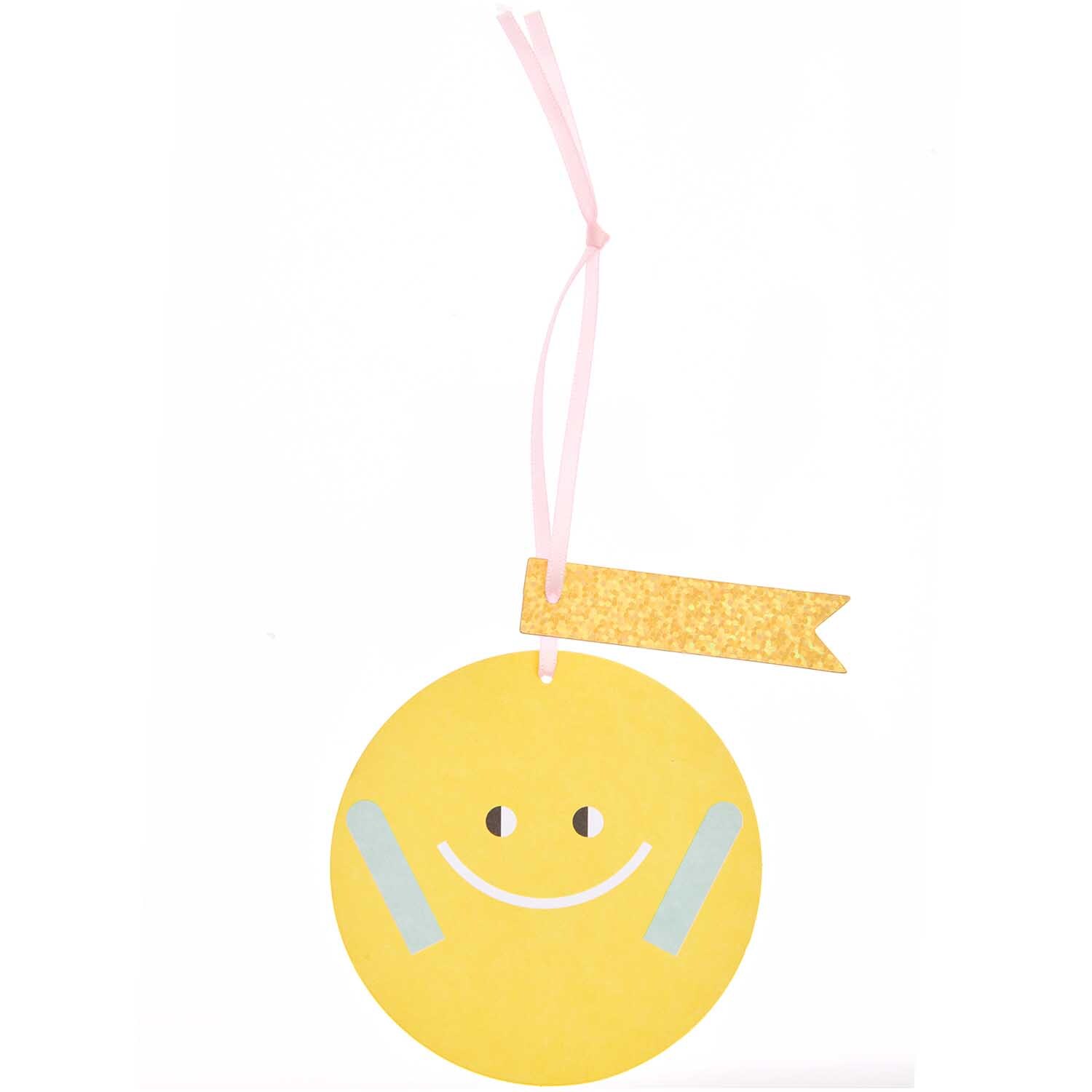 Paper Poetry Geschenkanhänger Sonne 4 Stück: Gelber Anhänger mit lächelndem Gesicht und rosa Band von Rico Design.