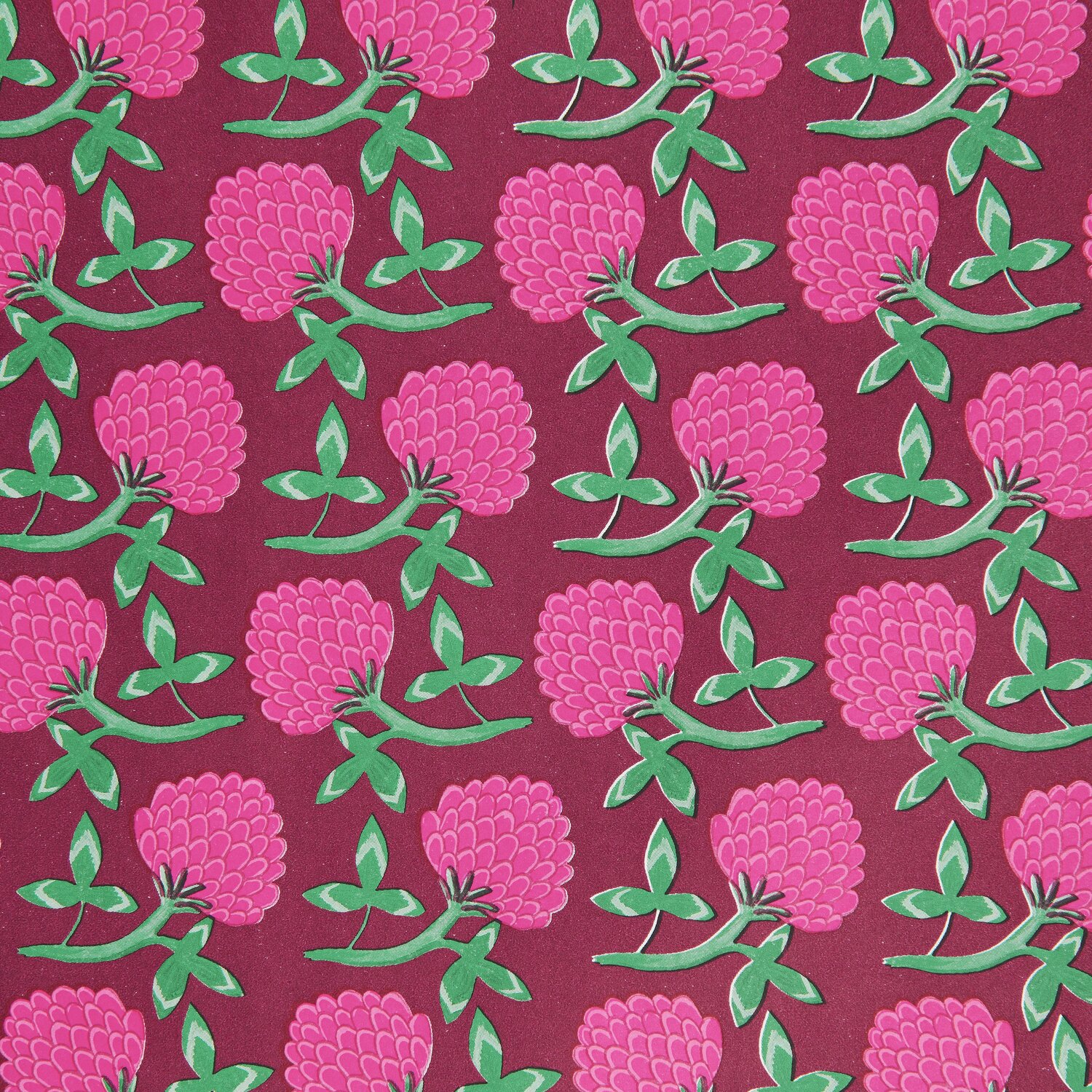 Geschenkpapier Rotklee mit rosa Kleeblättern auf rotem Hintergrund, von Rico Design, 70cm x 2m.