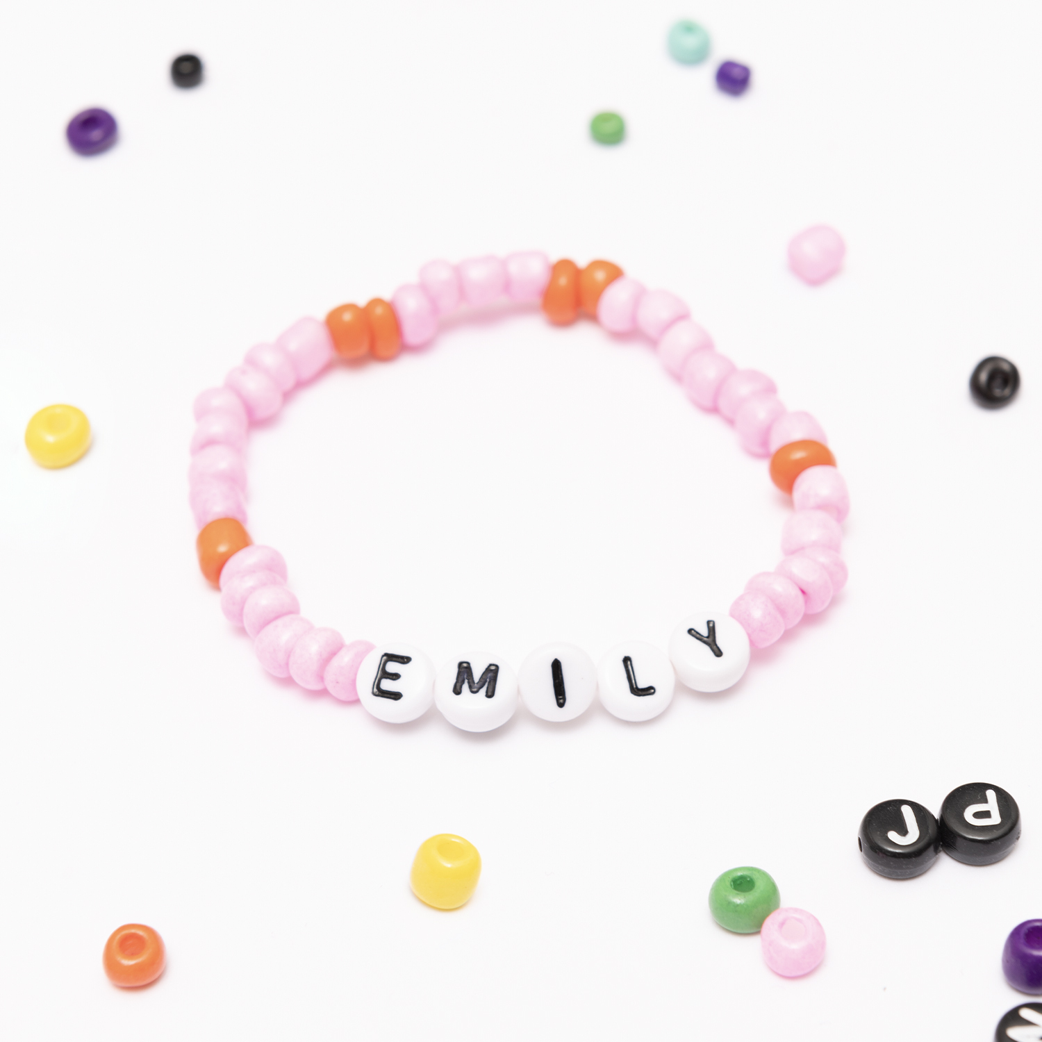 Bastelanleitung Armbänder aus Keramikperlen mit Buchstaben von Rico Design