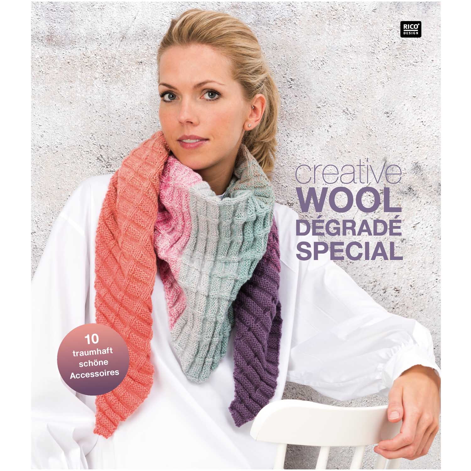 Publikation Wool Dégradé Special: Frau trägt mehrfarbigen Schal von Rico Design, präsentiert auf einem Stuhl sitzend.