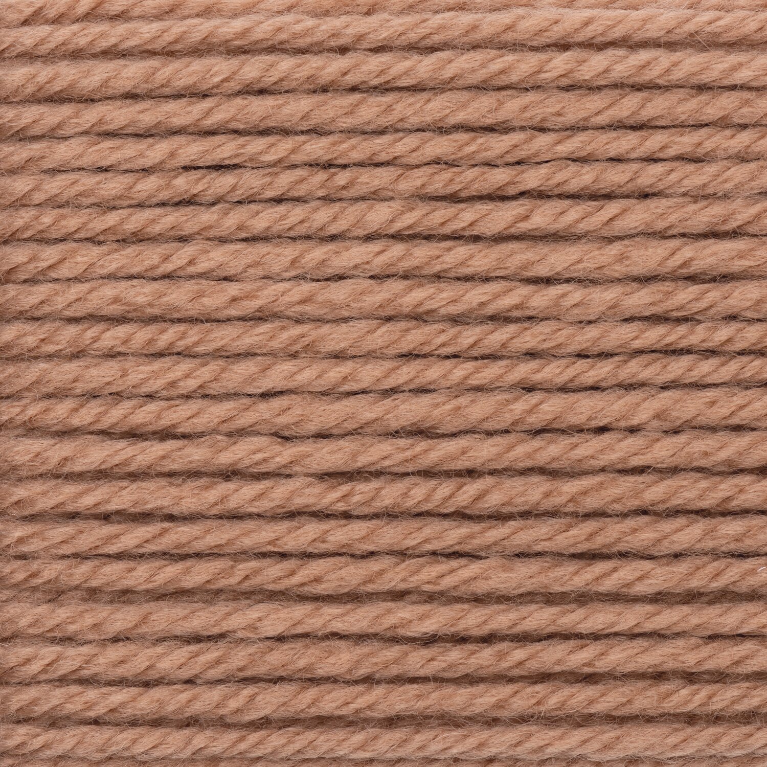Essentials Mega Wool chunky zeigt dicht gelegtes, weiches Strickgarn von Rico Design in Altrosa, ideal für voluminöse Projekte, Knäuelgröße 100g 115m