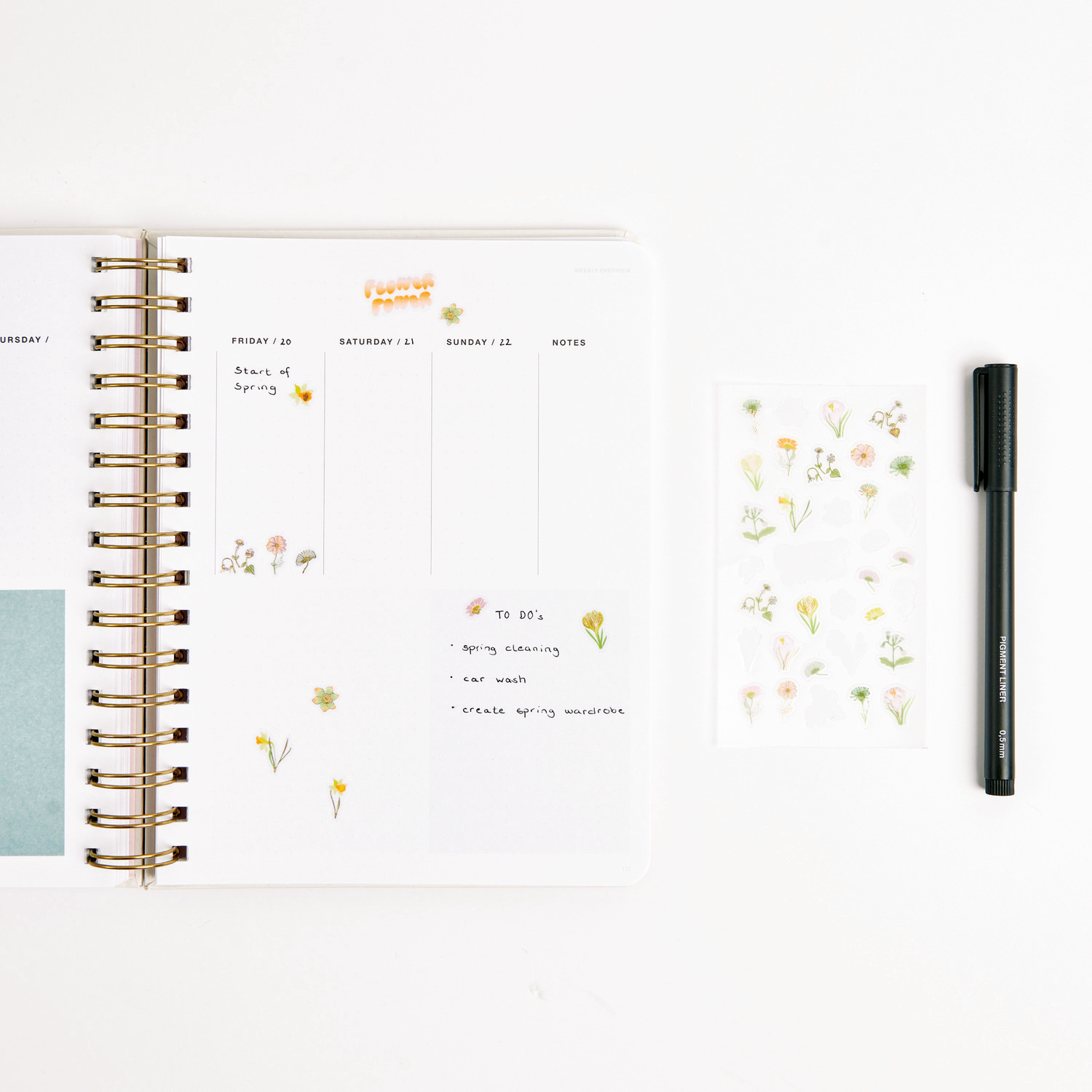 Paper Poetry Foliensticker Futschikato Flower Power: Ein Notizbuch mit Blumenstickern und Stift von Rico Design auf einem weißen Hintergrund.