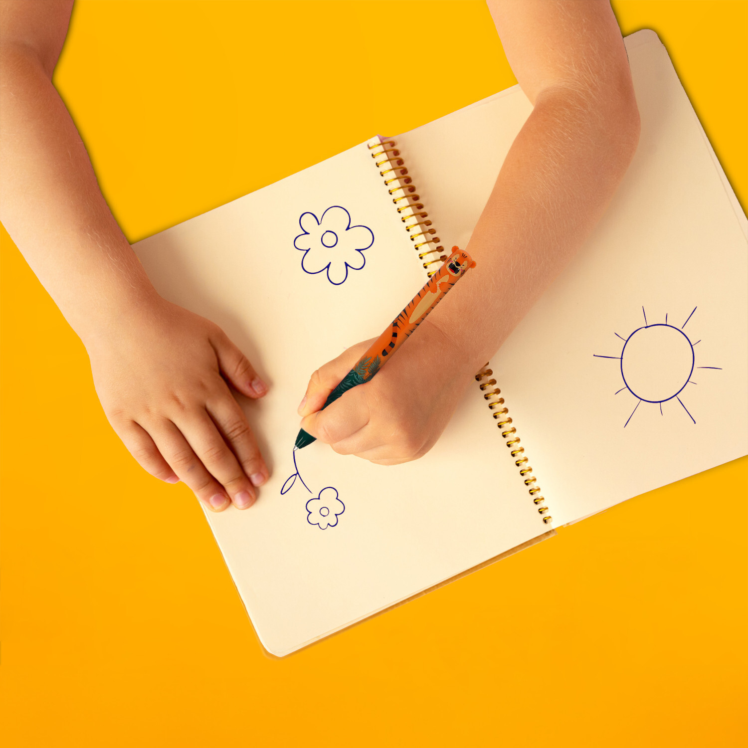 Zweifarbiger Kugelschreiber Click&Clack: Kind zeichnet mit orangefarbenem Stift Blumen in ein Notizbuch.