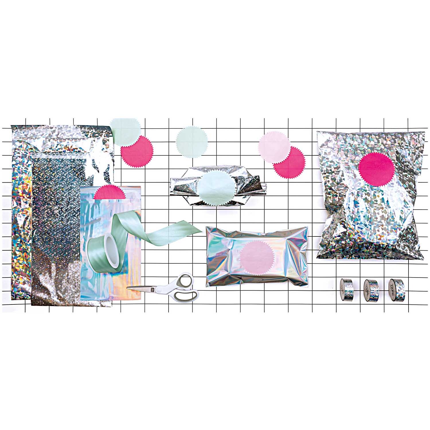 Paper Poetry Holographic Tape mit Blumenmuster in einer kreativen Bastelszene auf Gitter.