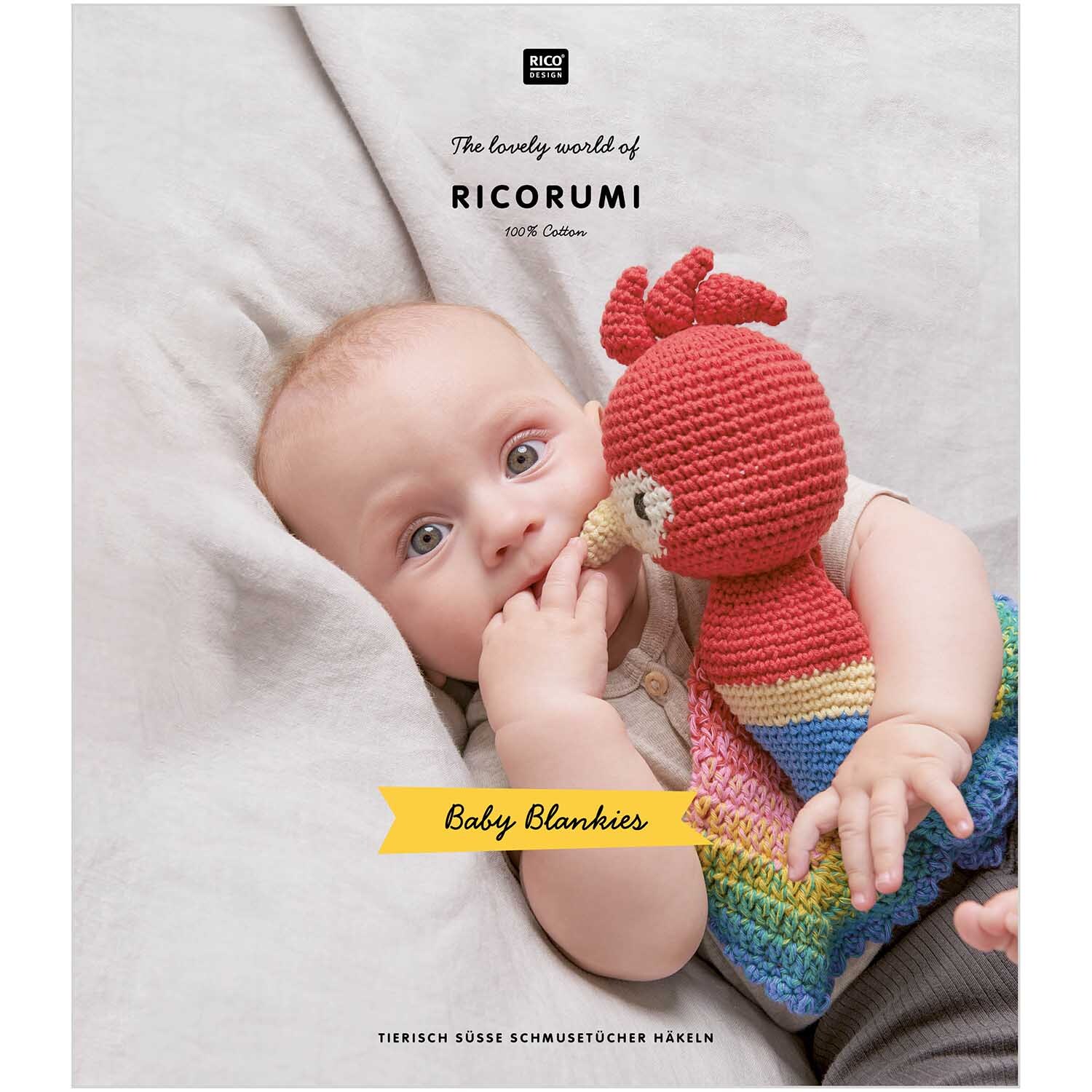 Ricorumi Baby Blankies: Ein Baby hält ein buntes, gehäkeltes Schmusetuch von Rico Design.