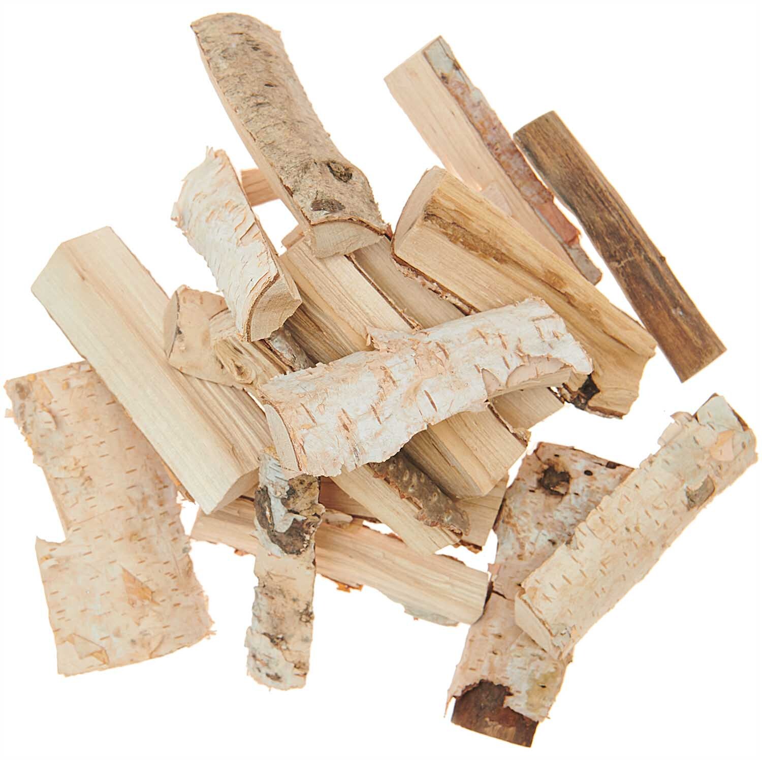 Holzspalten natur 180g von Rico Design. Verschiedene Holzstücke in natürlicher Farbe auf weißem Hintergrund. Ideal für kreative Projekte.