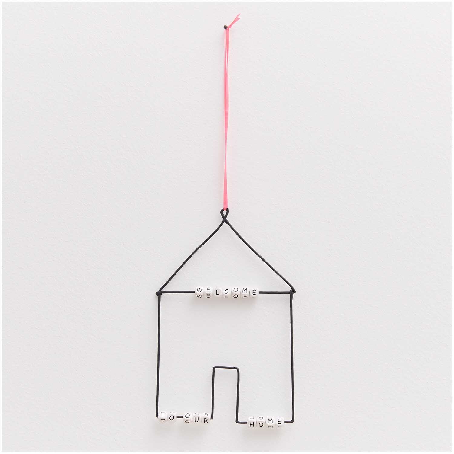 Papierdraht 1,8mm 1m 10 Stück von Rico Design in Form eines Hauses mit rosa Band und Buchstabenperlen.