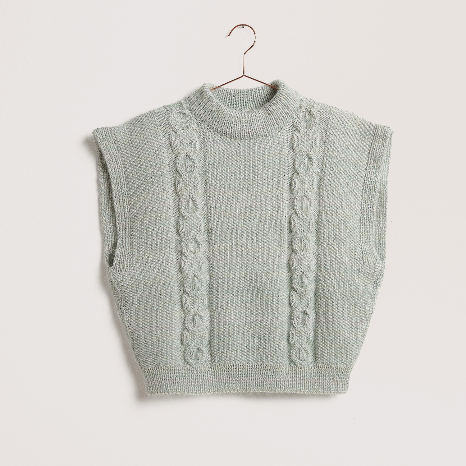 Pullunder auf grauem Hintergrund – zum Strickset