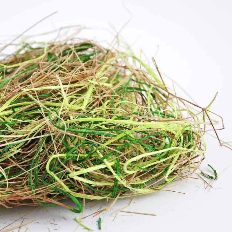 Heu natur 40g: Ein Haufen aus natürlichem Heu mit grünen und braunen Halmen, ideal für kreative Projekte.