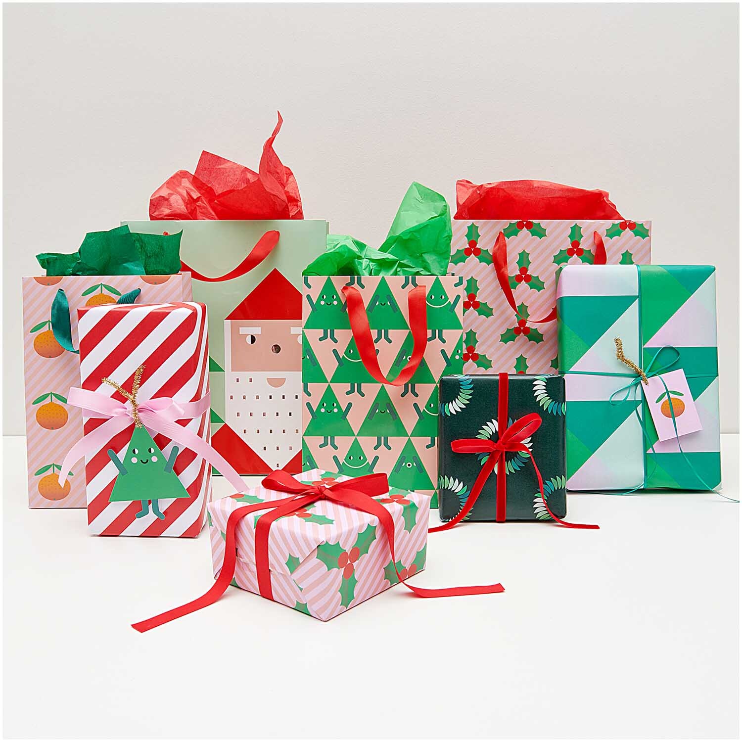 Paper Poetry Geschenkpapier mit geometrischen Mustern, präsentiert in festlich verpackten Geschenken.