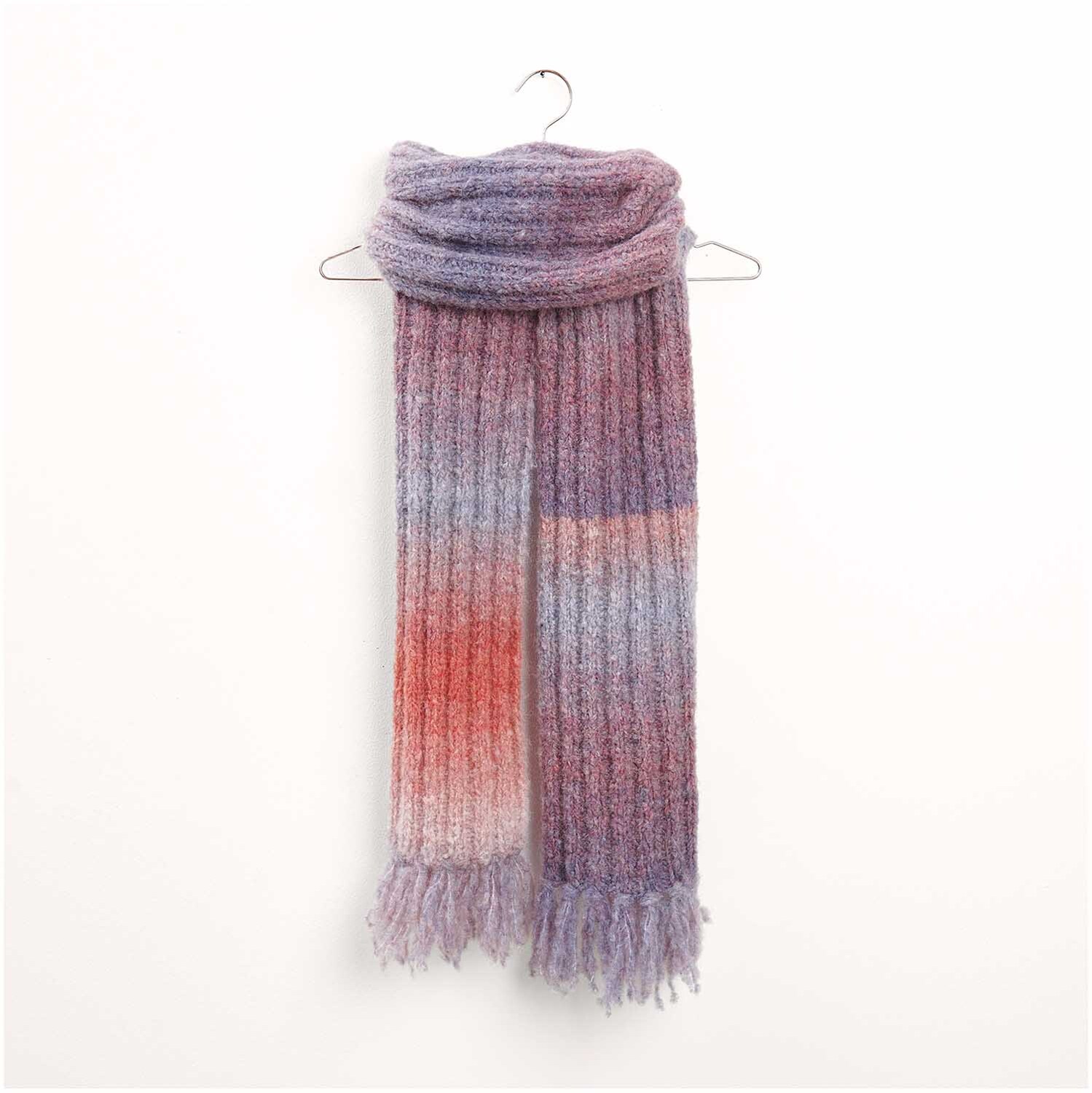 Strickset Schal Modell 14 aus Die neue Masche Nr. 7: Langer, bunter Schal mit Fransen, hängend an einem Kleiderbügel.