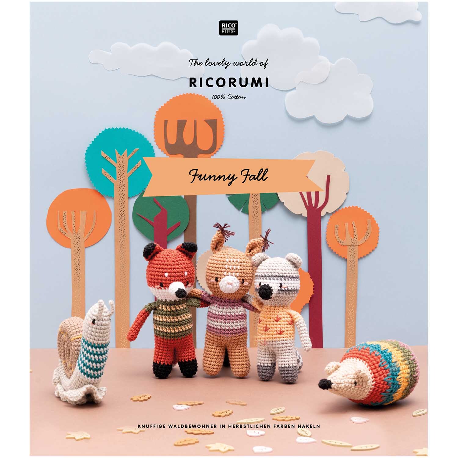 Ricorumi Funny Fall: Drei gehäkelte Waldtiere vor herbstlicher Kulisse, präsentiert von Rico Design.