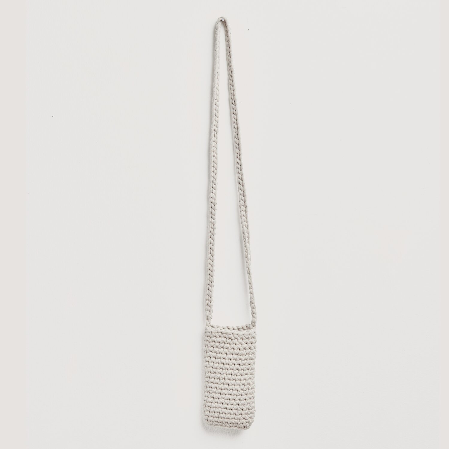 Häkelset Handytasche Modell 10: Elegante, silbergraue Tasche mit langem Trageriemen von Rico Design. Ideal für Frühjahr-Sommer.