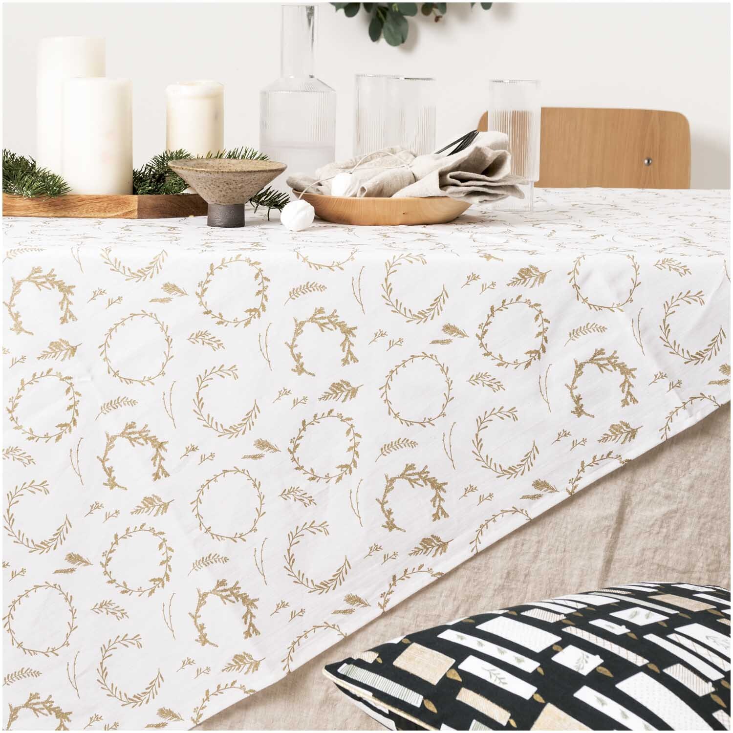 Druckstoff Nostalgic Christmas Kränze auf Tisch mit Kerzen und Geschirr, festlich dekoriert.