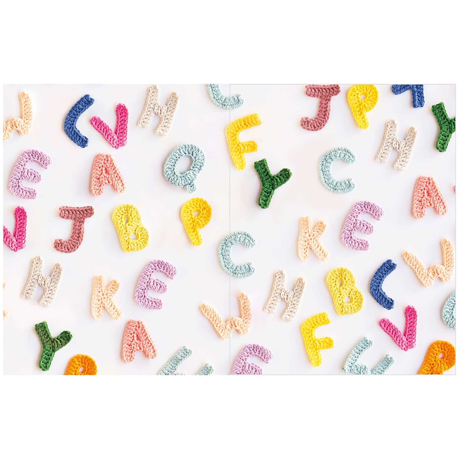 Cool & Cute Crochet: Bunte, gehäkelte Buchstaben auf weißem Hintergrund von Rico Design.