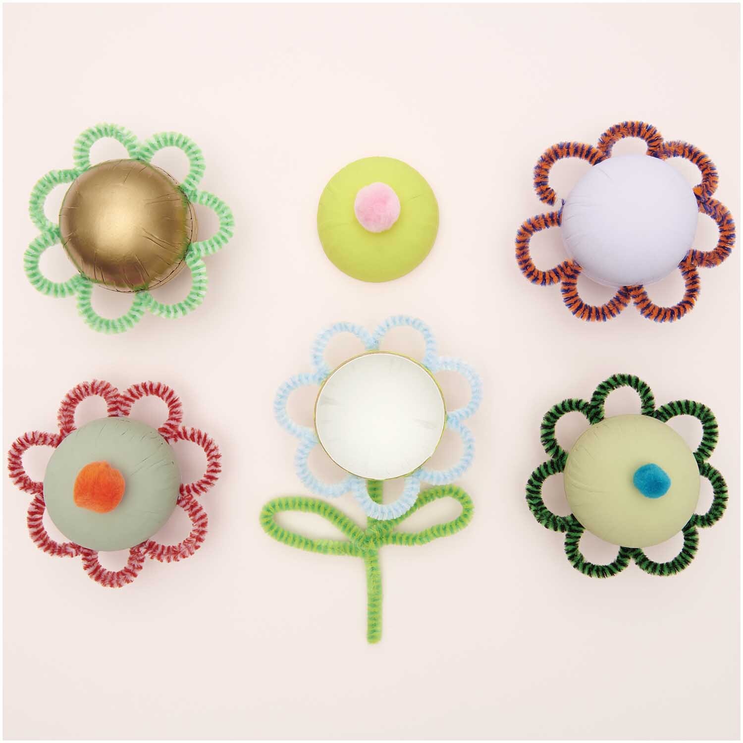 Chenilledraht-Mix 50cm 10 Stück Streifen Mix: Bunte Chenilledrähte in Blumenform, ideal für kreative Bastelprojekte.