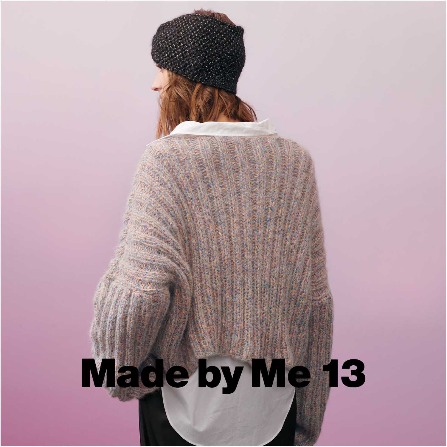 Fashion Alpaca BLING BLING: Frau in gestricktem Pullover und Mütze, Rückansicht, pastellfarbener Hintergrund.