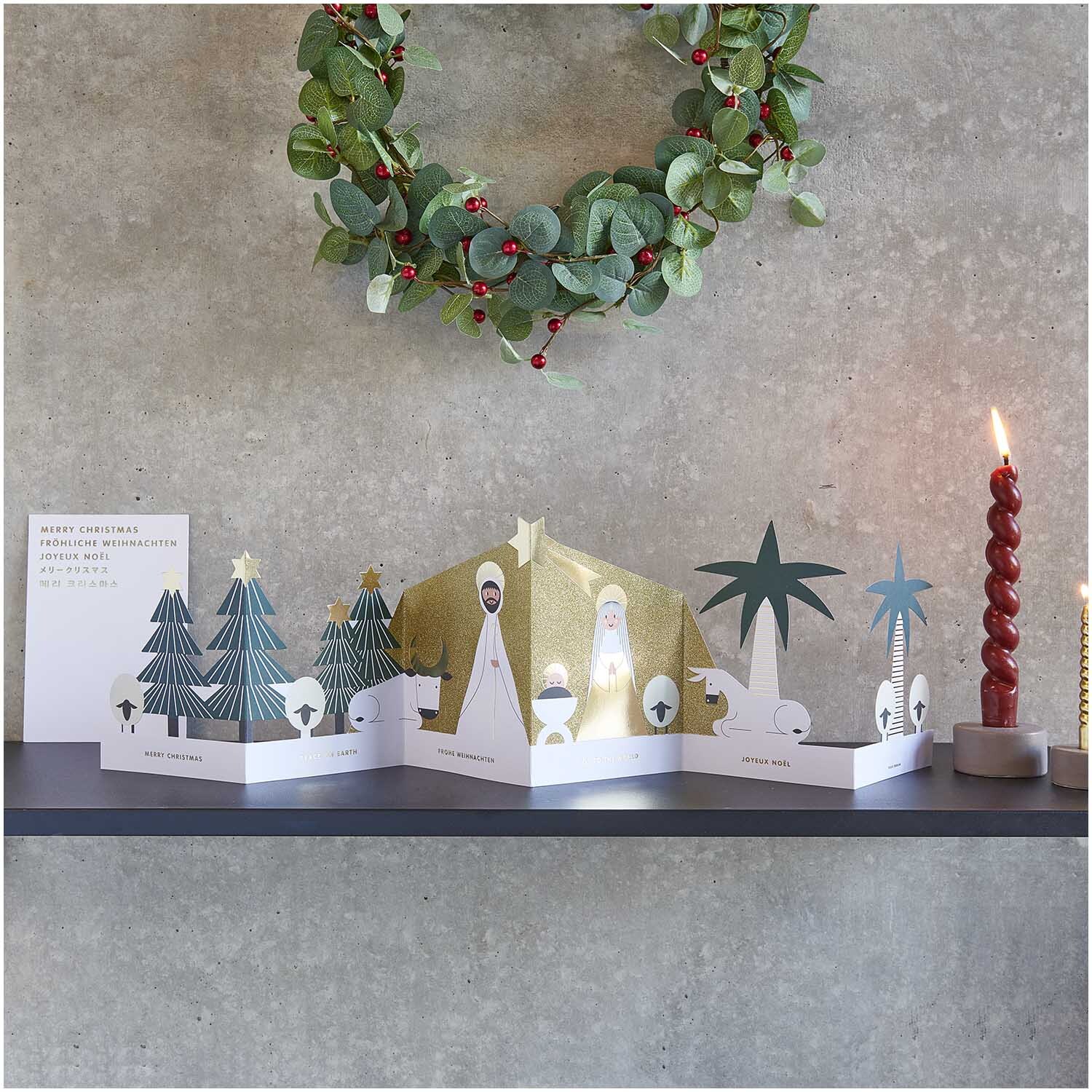 Paper Poetry Zickzack-Karte Holy Family zeigt eine weihnachtliche Szene mit Bäumen und Kerzen.