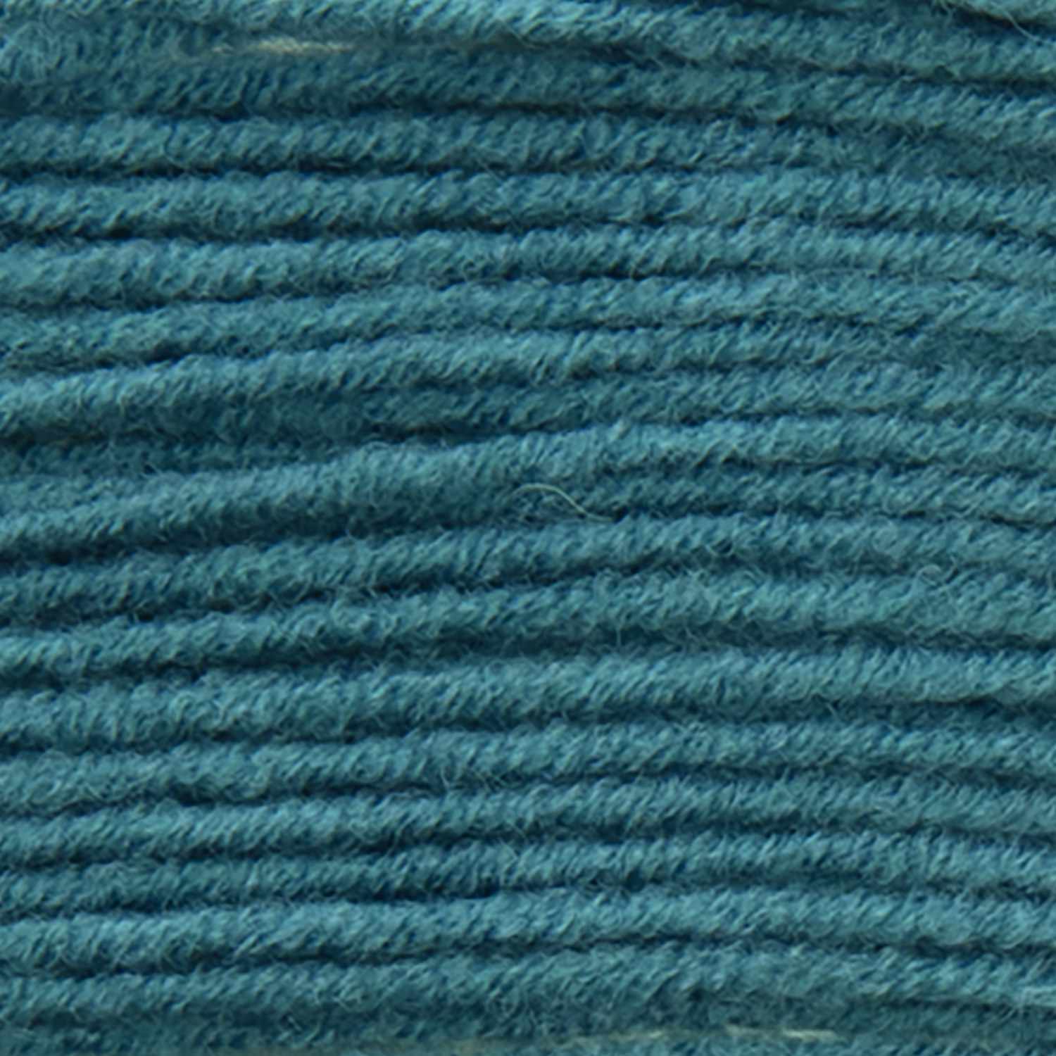 Classik Wolle in Dunkeljeans von Wolle Rödel, 50g 90m. Nahaufnahme von weicher, dunkelblauer Strickwolle.