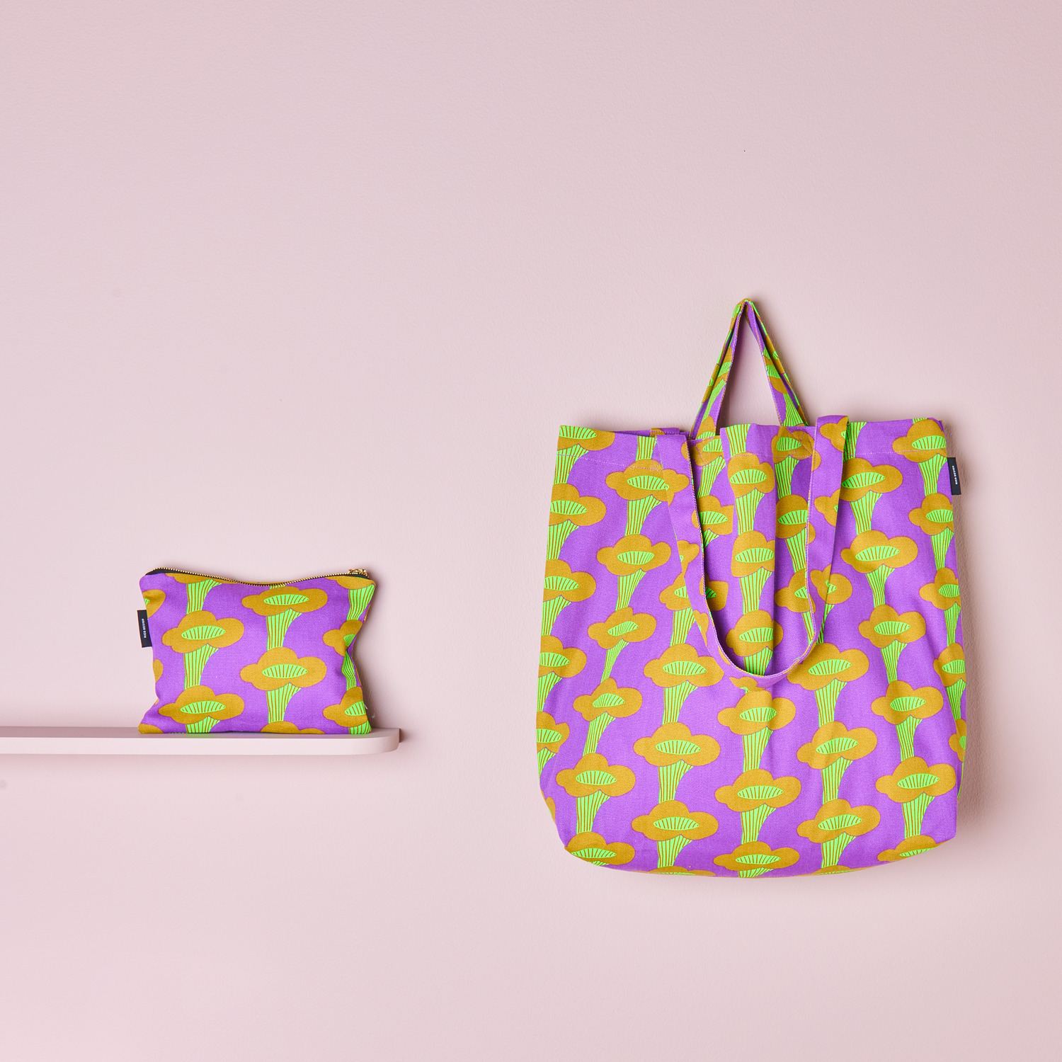 Canvas-Pouches Pfifferlinge Neon Violett: Zwei Taschen mit buntem Pilzmuster auf rosa Hintergrund.